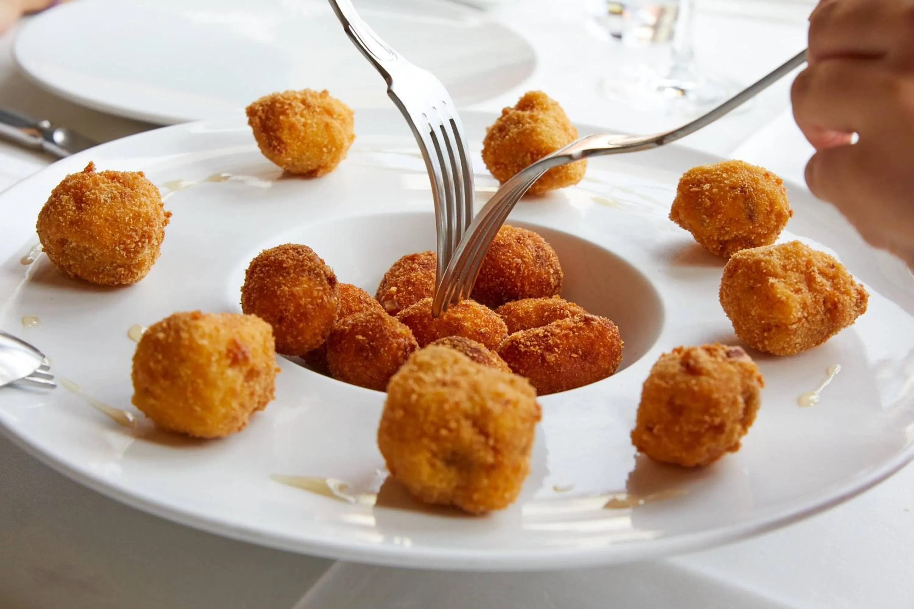 Restaurant/places to eat in Hotel Eutimio