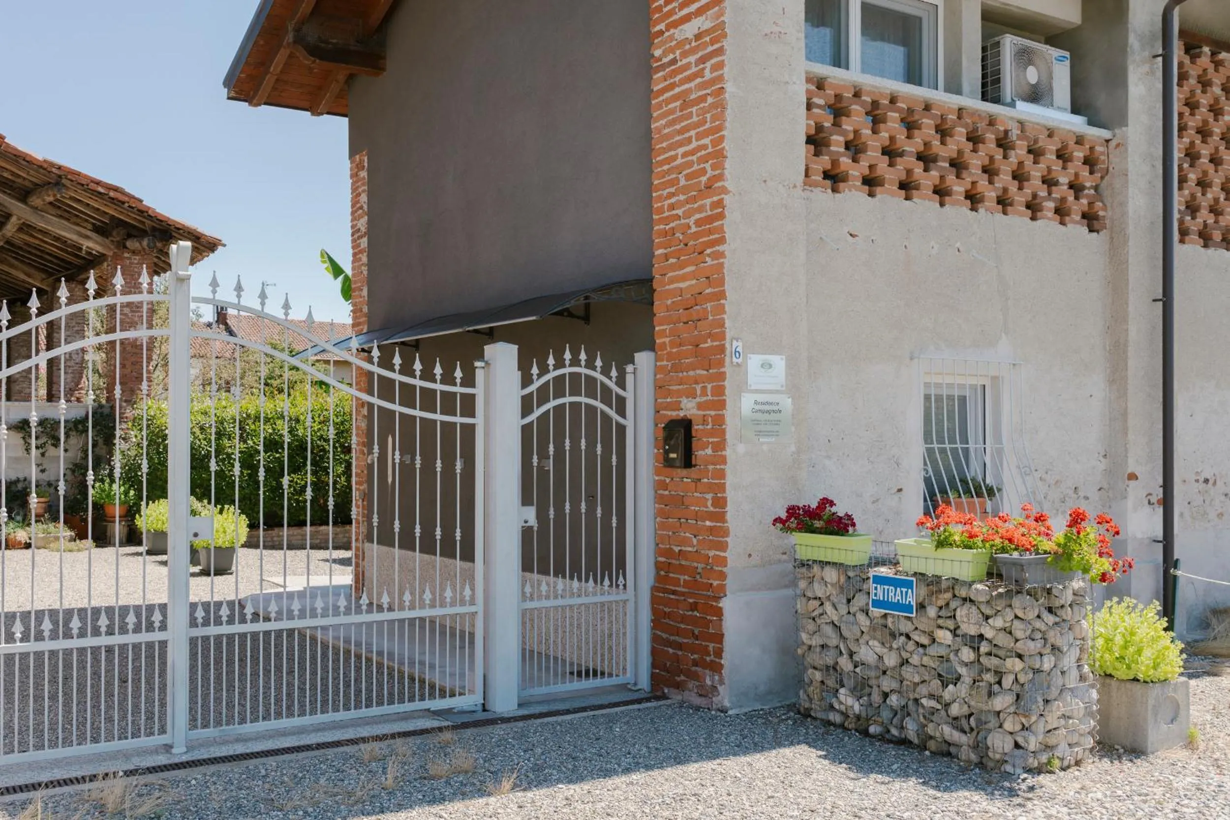 Facade/entrance in Residence Campagnole