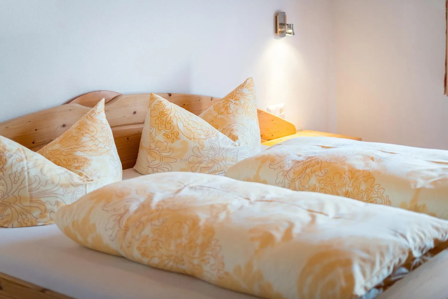 Bed in Ferienpension Steiner