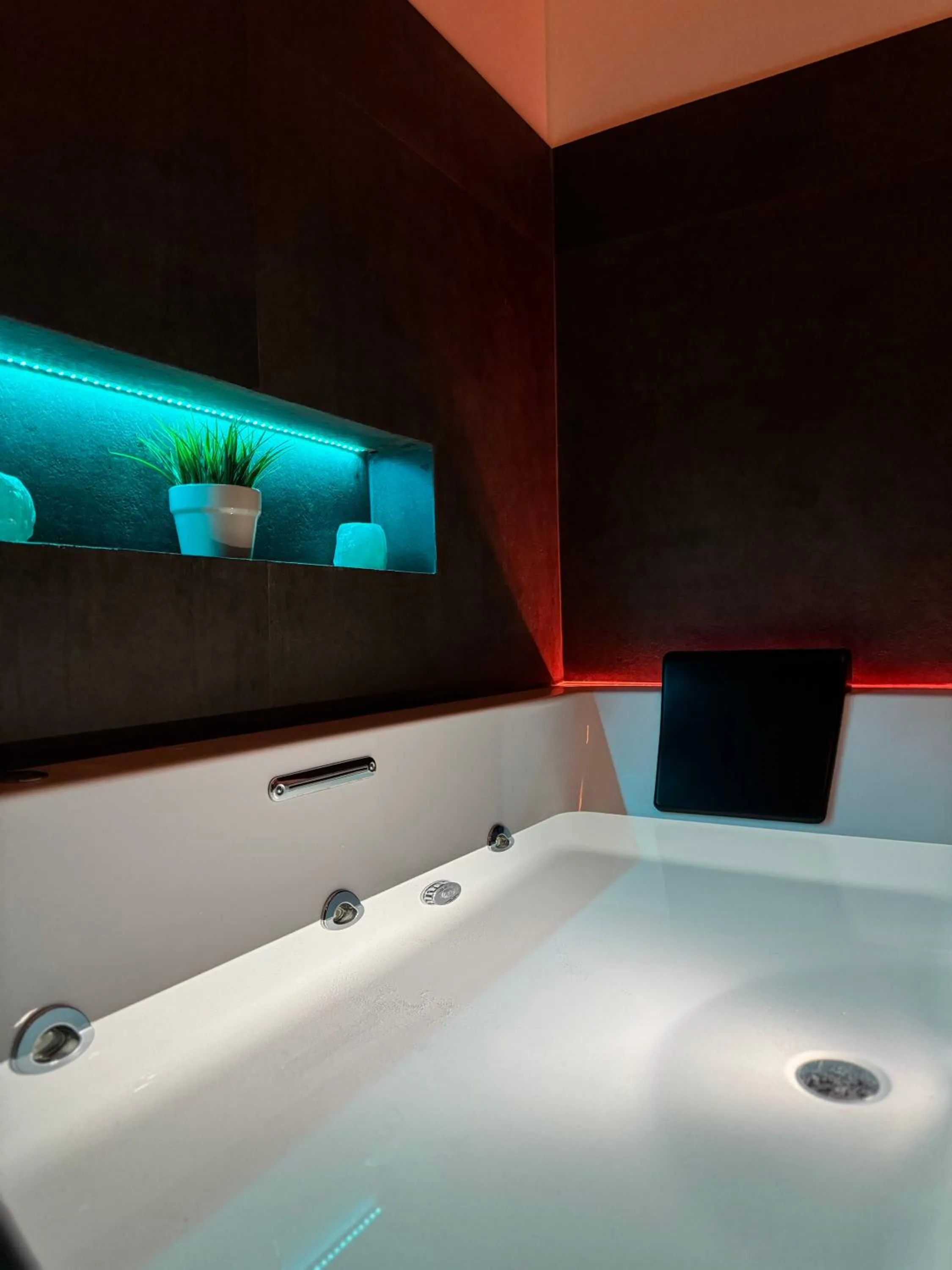 Hot Tub in AQUAROOMS Suites