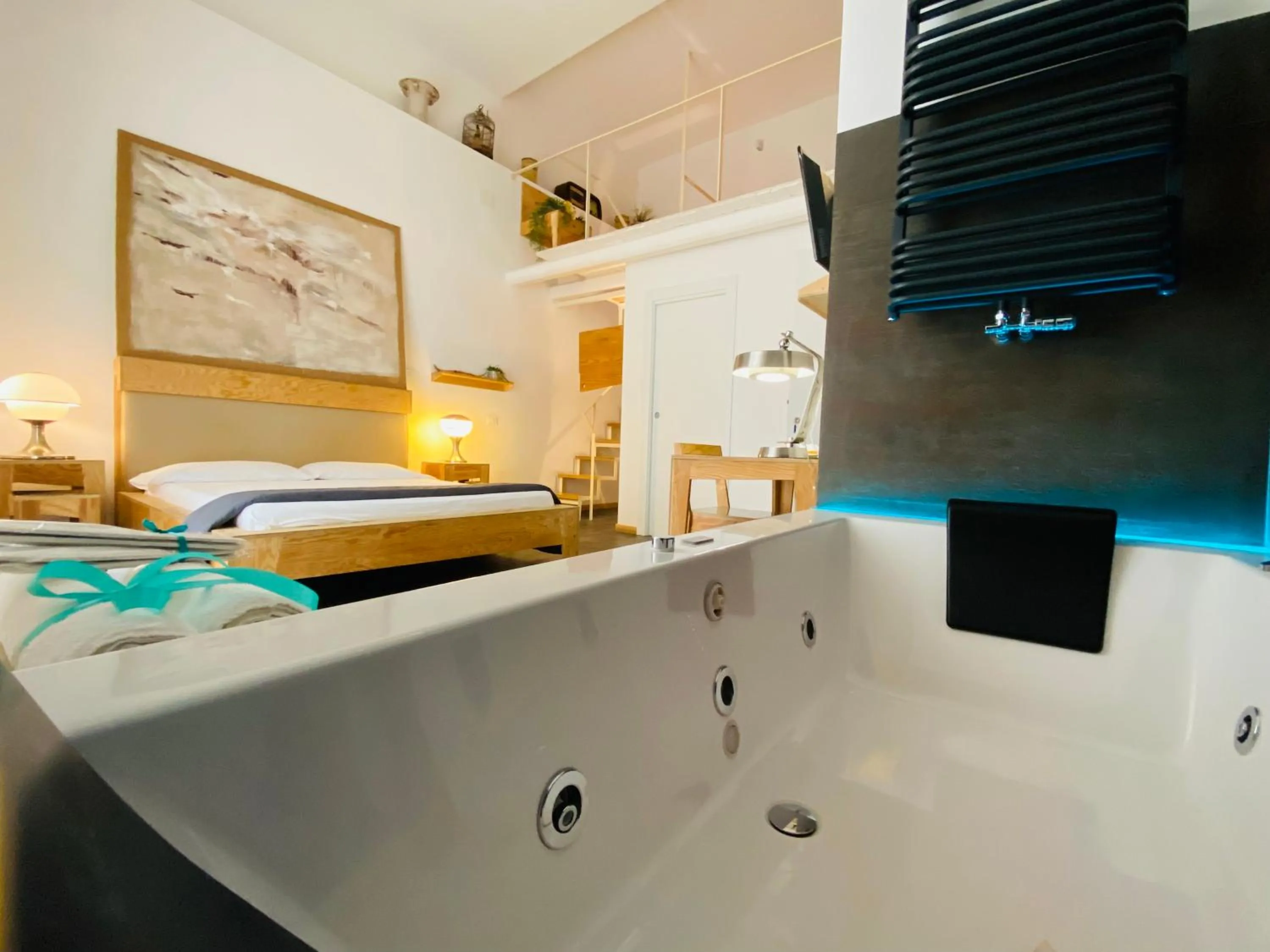 Hot Tub, Bed in AQUAROOMS Suites