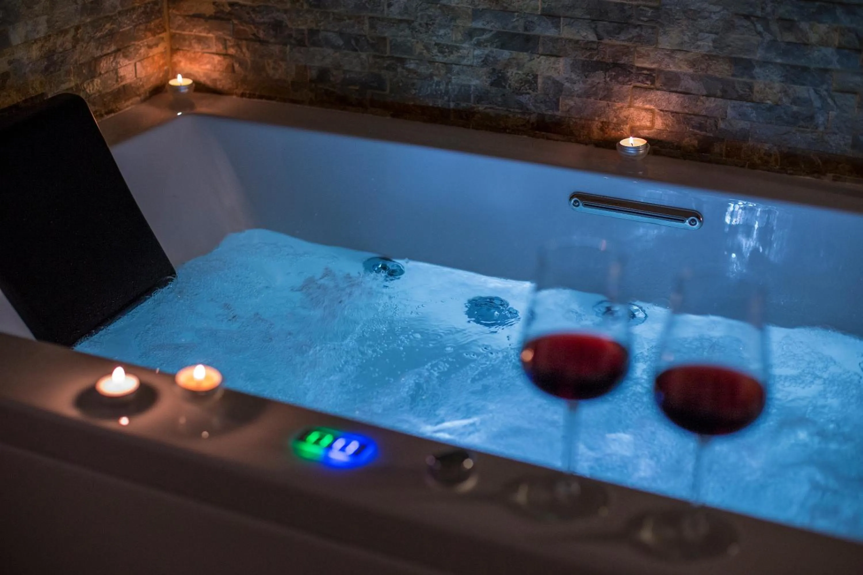 Hot Tub in AQUAROOMS Suites