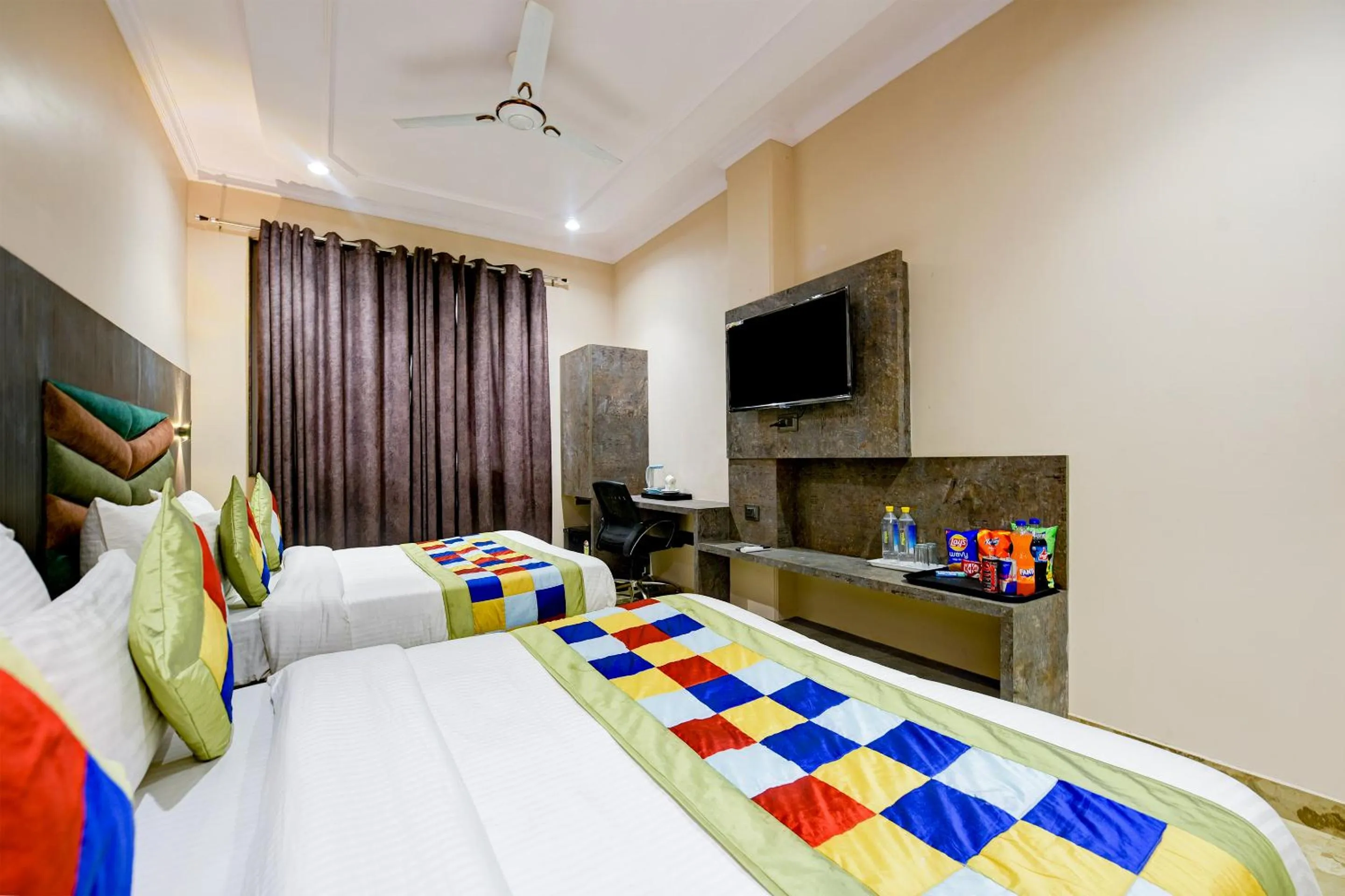 Bed in The Pearl Plaza Hotel in City Centre - Near New Delhi Railway Station