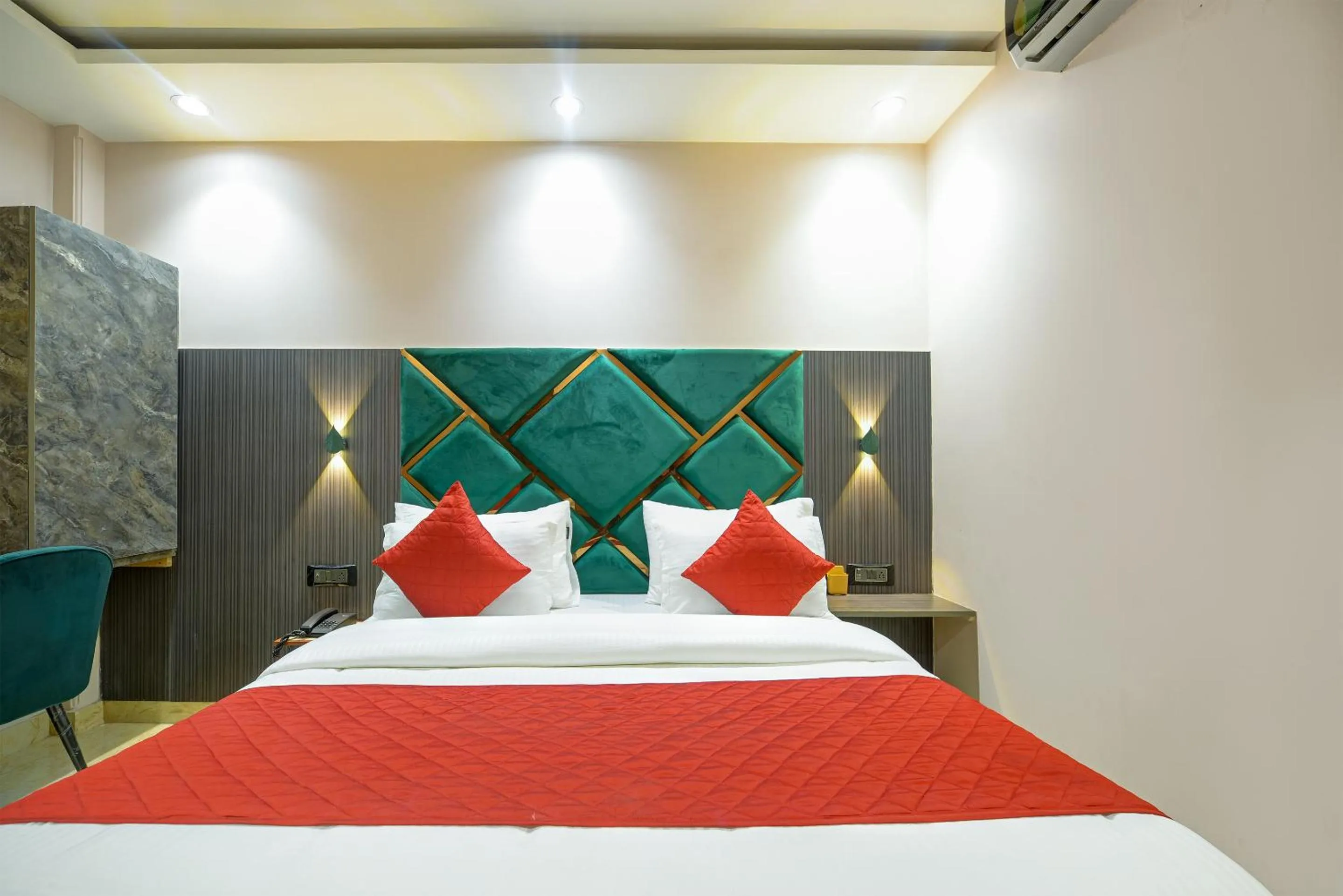 Bed in The Pearl Plaza Hotel in City Centre - Near New Delhi Railway Station