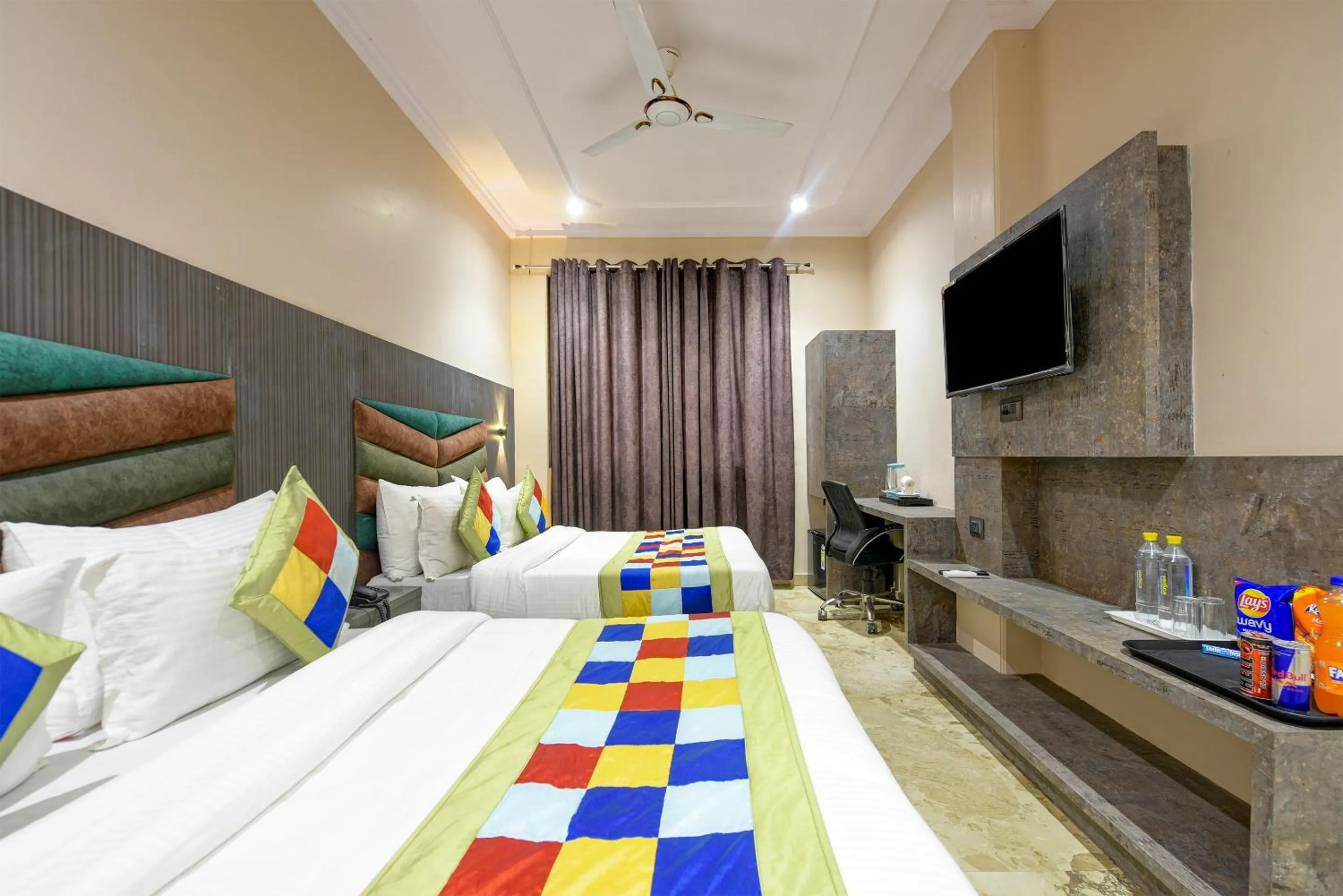 Bed in The Pearl Plaza Hotel in City Centre - Near New Delhi Railway Station