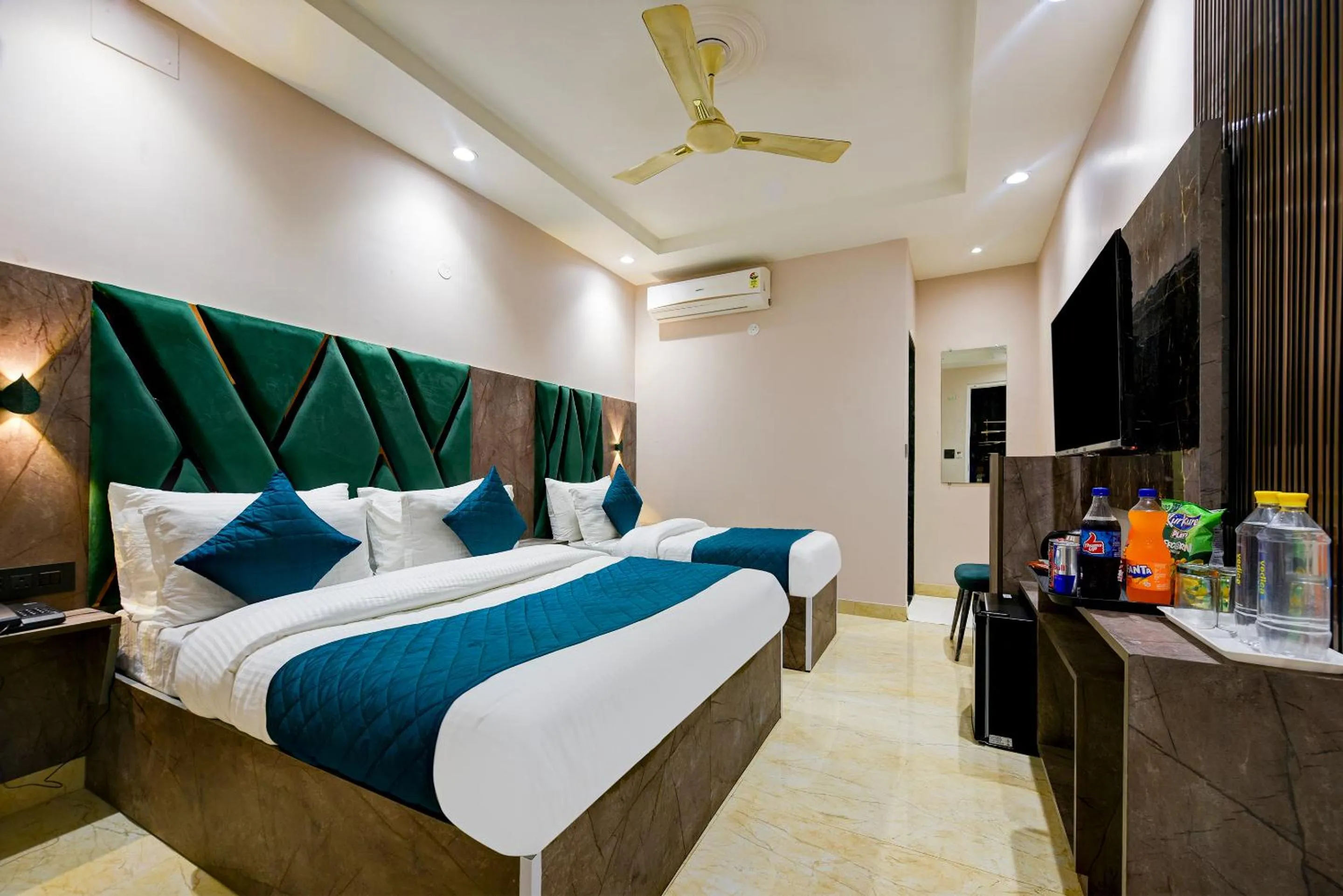 Bed in The Pearl Plaza Hotel in City Centre - Near New Delhi Railway Station