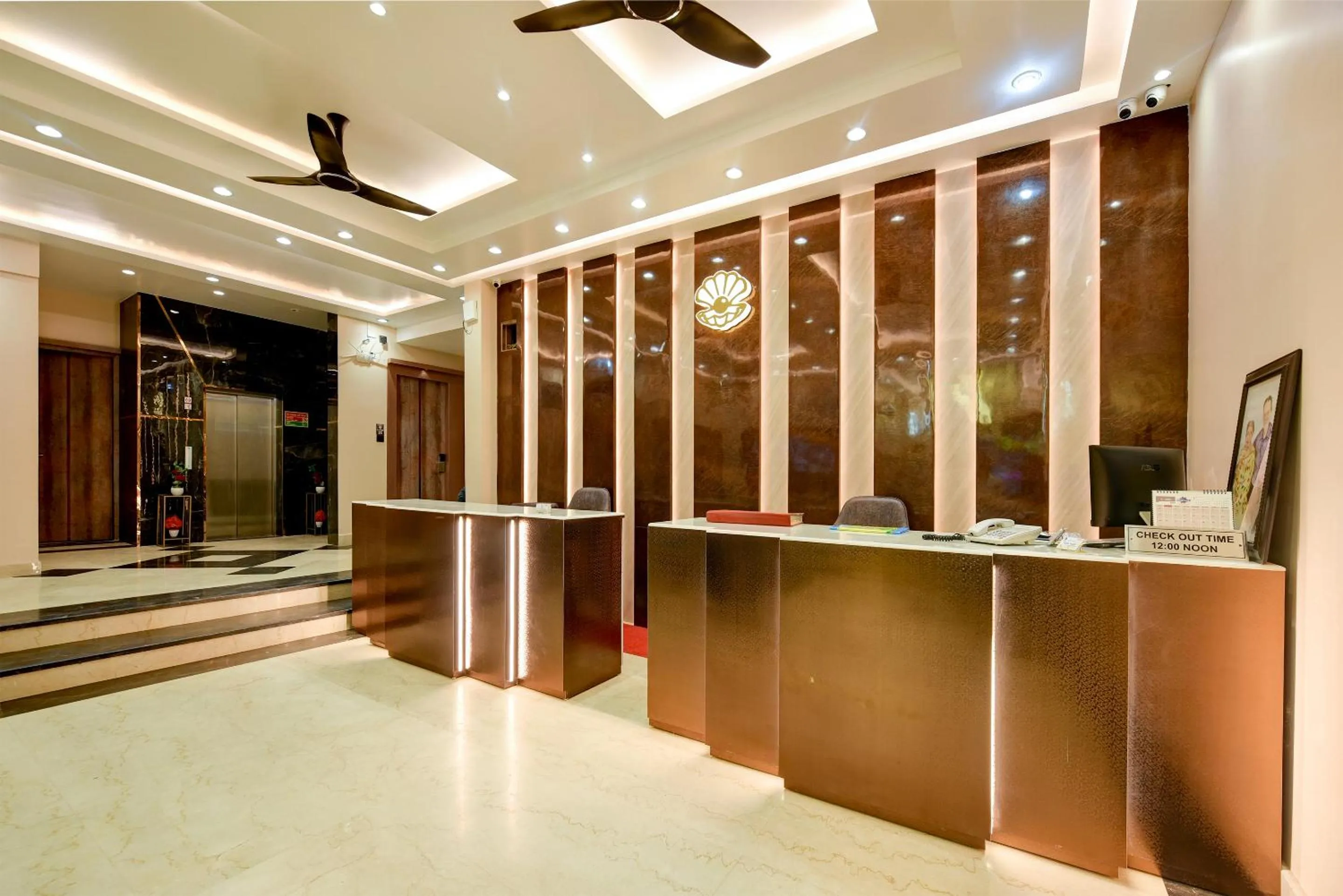 Lobby or reception in The Pearl Plaza Hotel in City Centre - Near New Delhi Railway Station