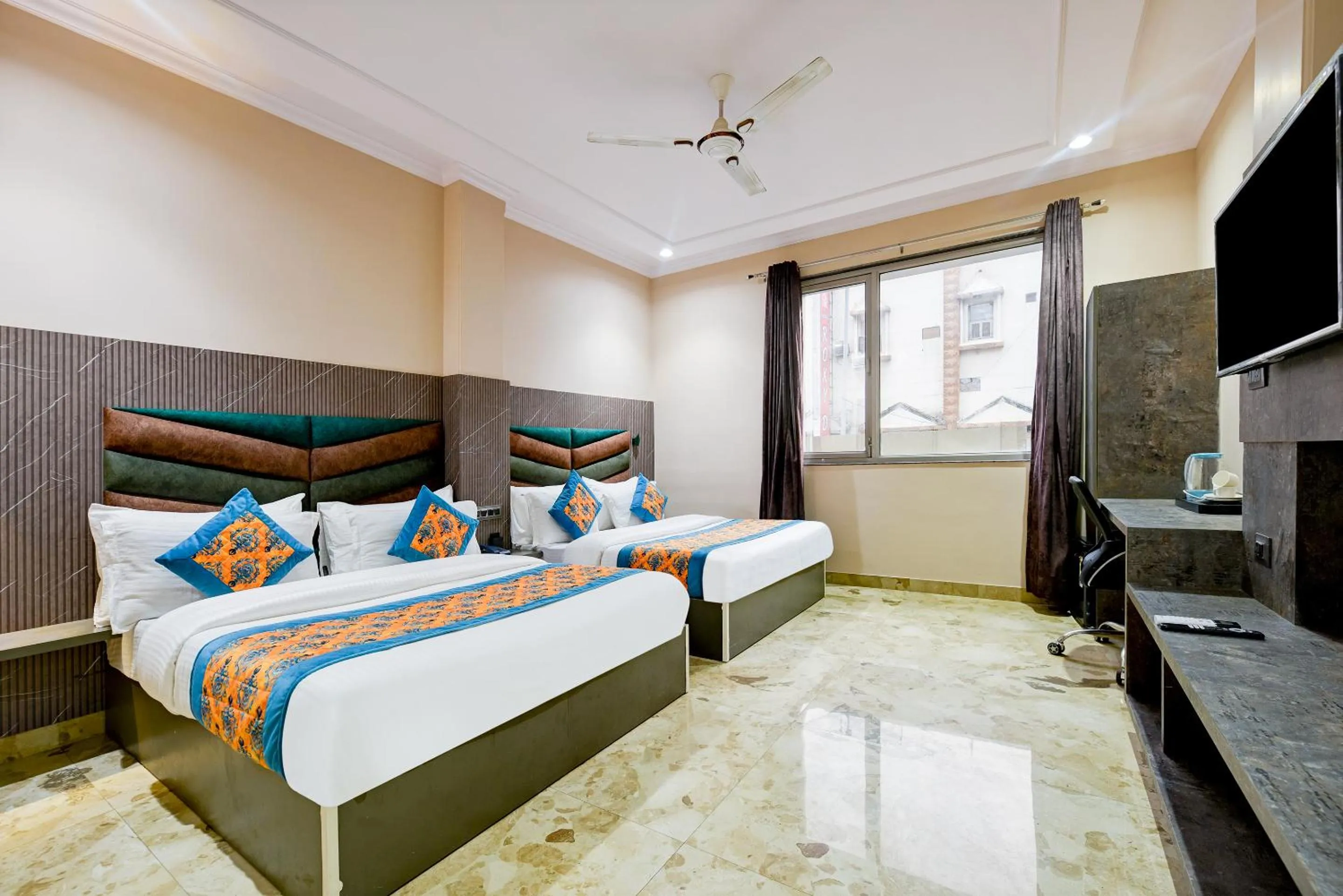 TV and multimedia, Bed in The Pearl Plaza Hotel in City Centre - Near New Delhi Railway Station