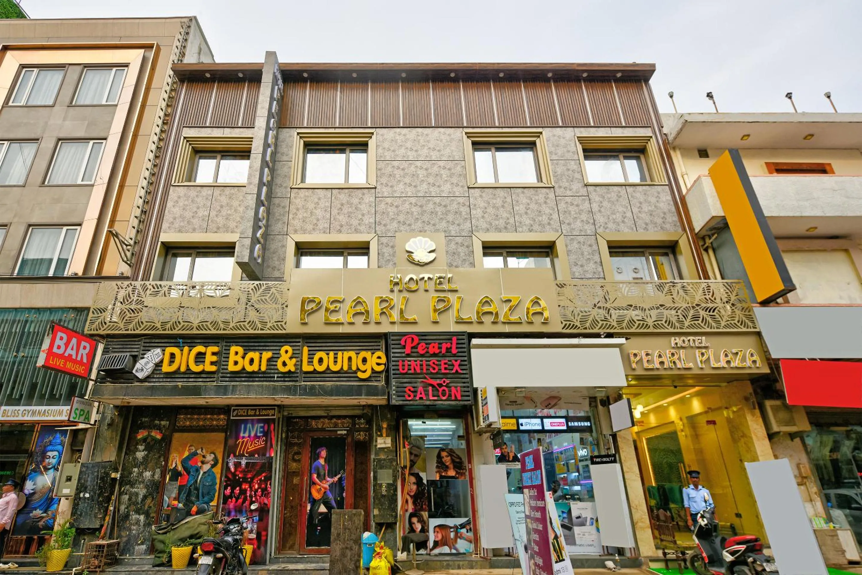 Property building in The Pearl Plaza Hotel in City Centre - Near New Delhi Railway Station