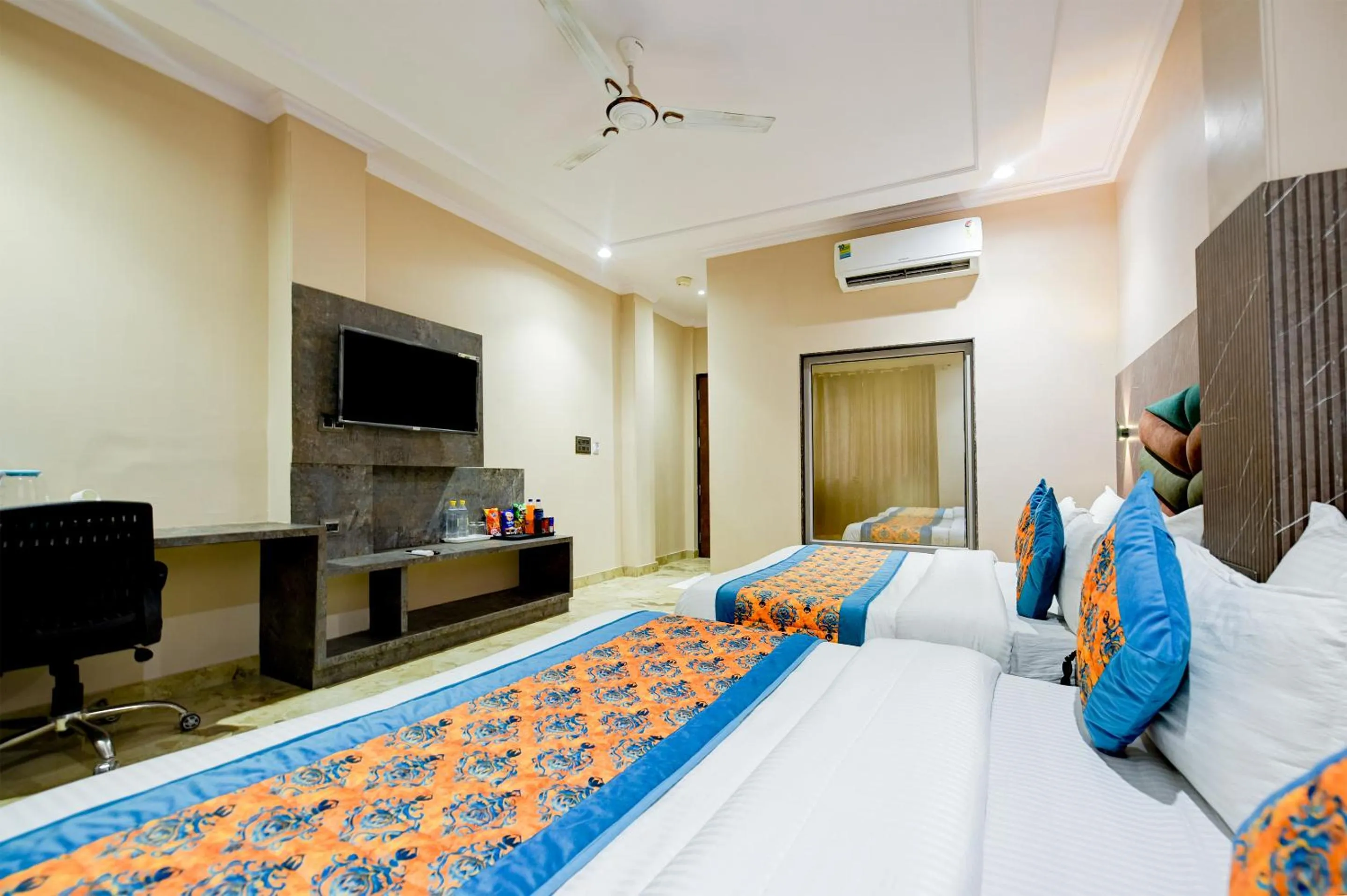 Bed in The Pearl Plaza Hotel in City Centre - Near New Delhi Railway Station