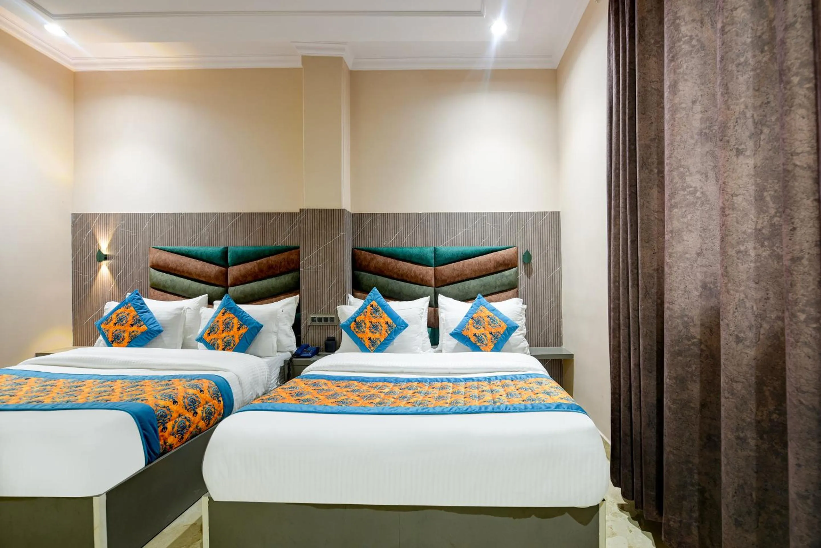 Bed in The Pearl Plaza Hotel in City Centre - Near New Delhi Railway Station