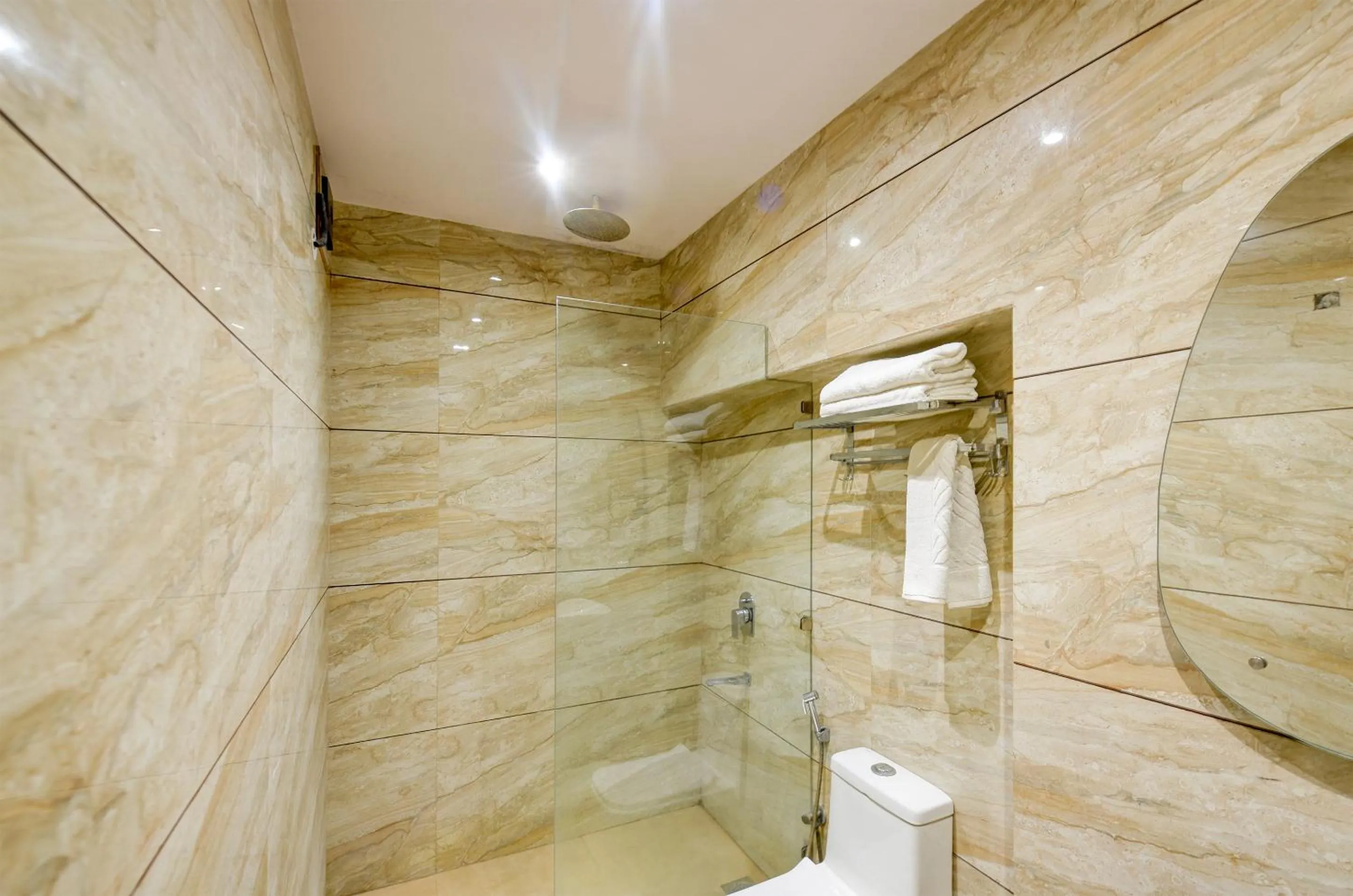 Shower in The Pearl Plaza Hotel in City Centre - Near New Delhi Railway Station