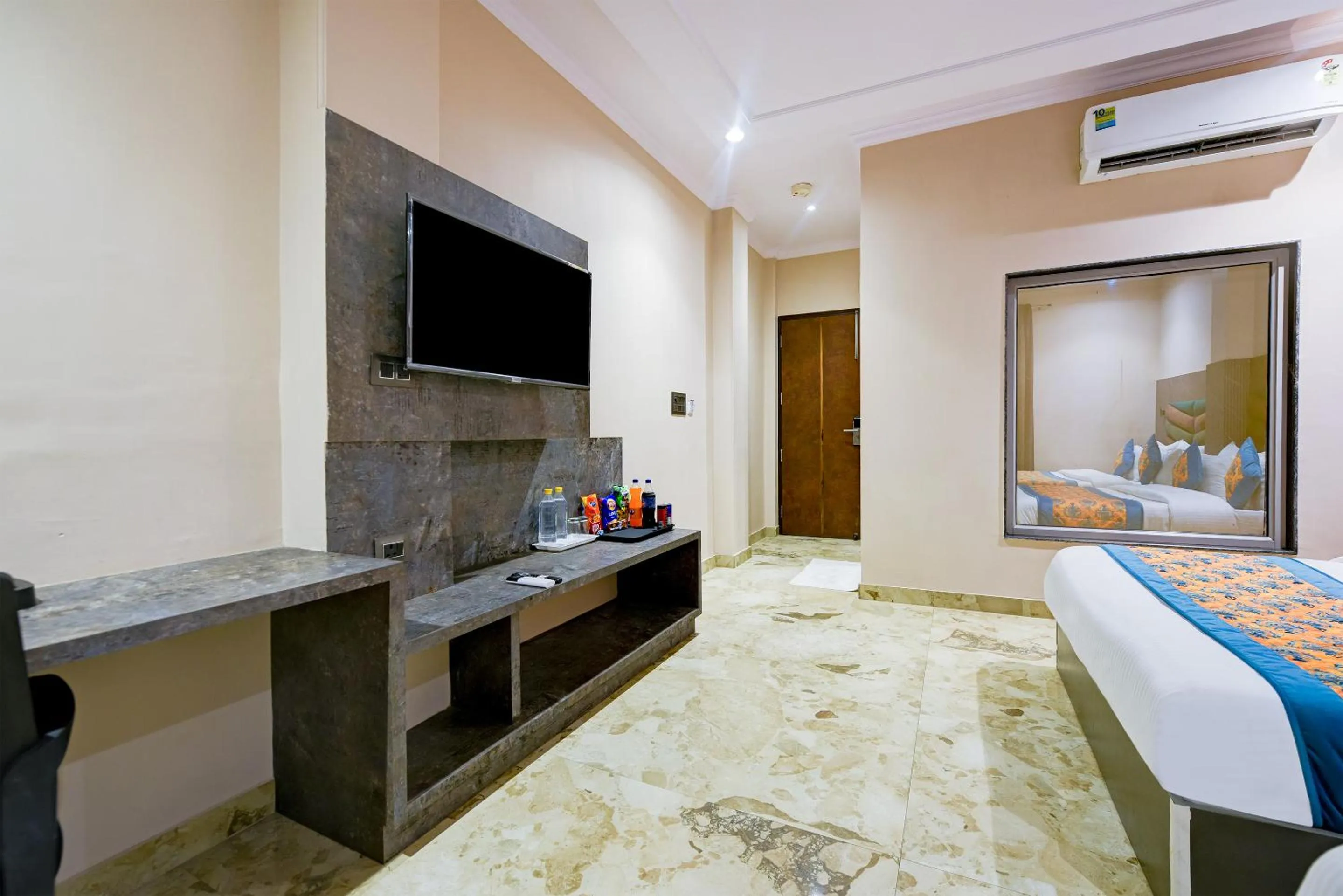 Bed in The Pearl Plaza Hotel in City Centre - Near New Delhi Railway Station