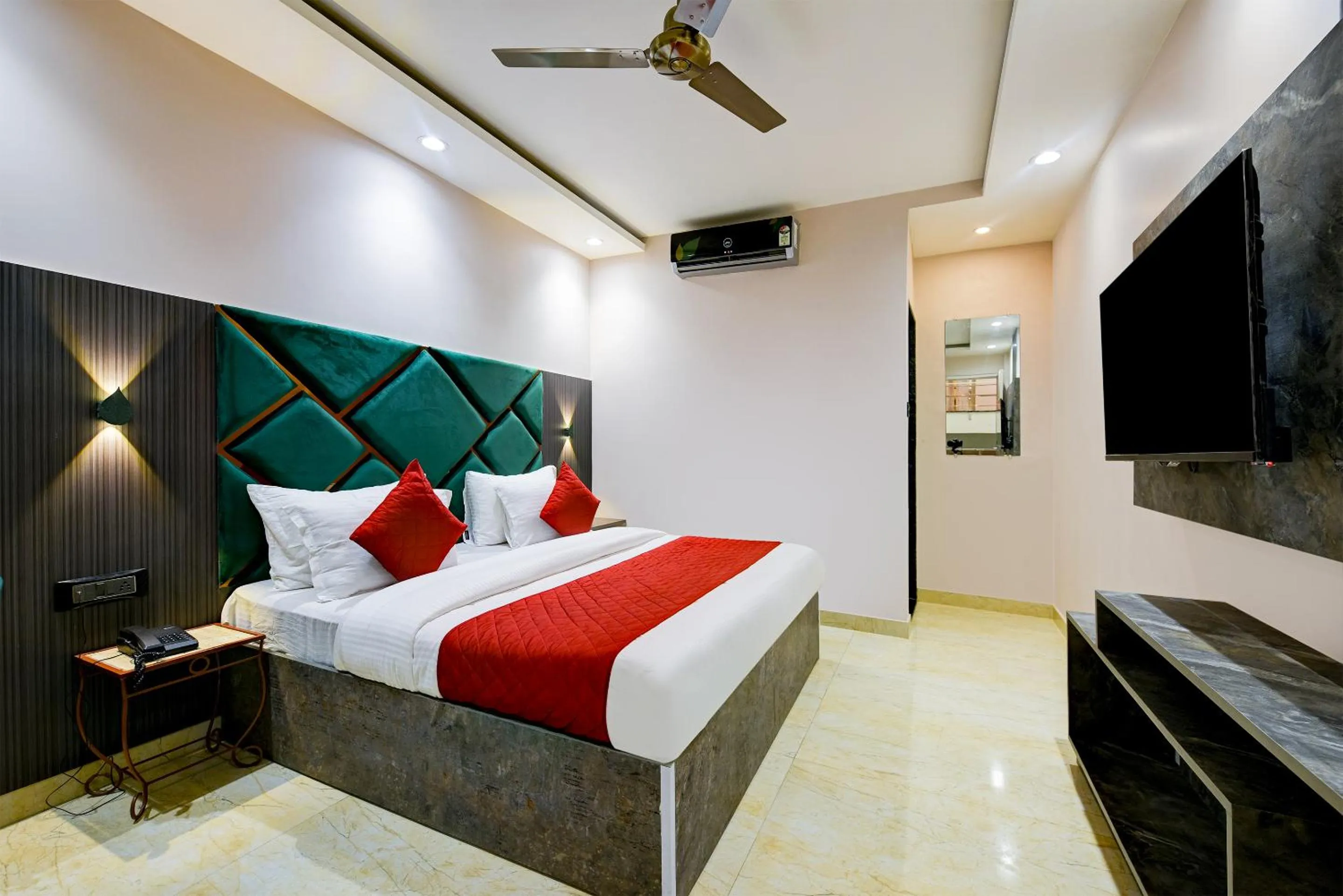 Bed in The Pearl Plaza Hotel in City Centre - Near New Delhi Railway Station
