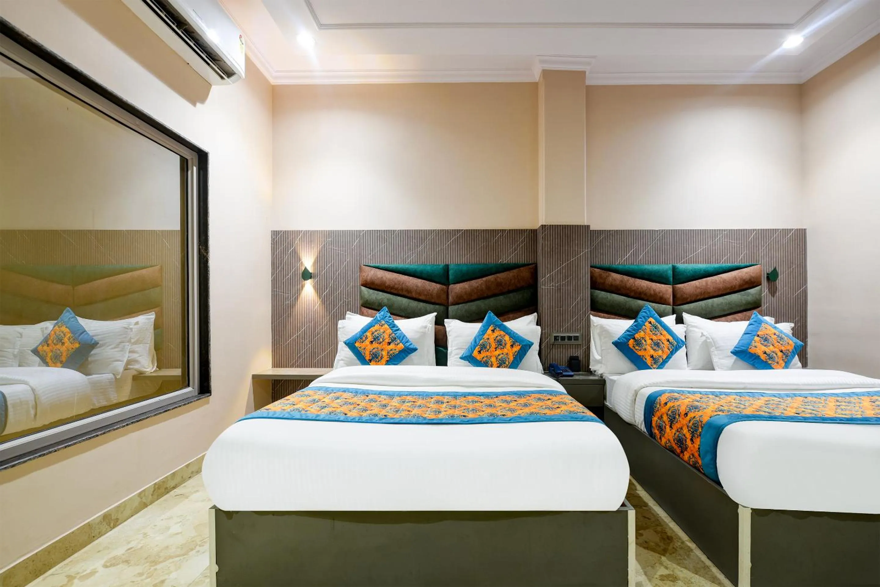 Bed in The Pearl Plaza Hotel in City Centre - Near New Delhi Railway Station