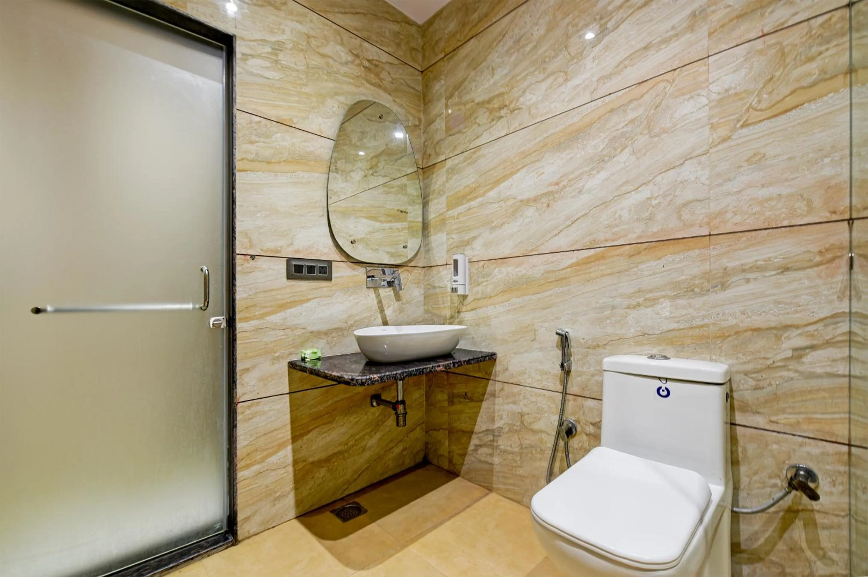 Shower in The Pearl Plaza Hotel in City Centre - Near New Delhi Railway Station