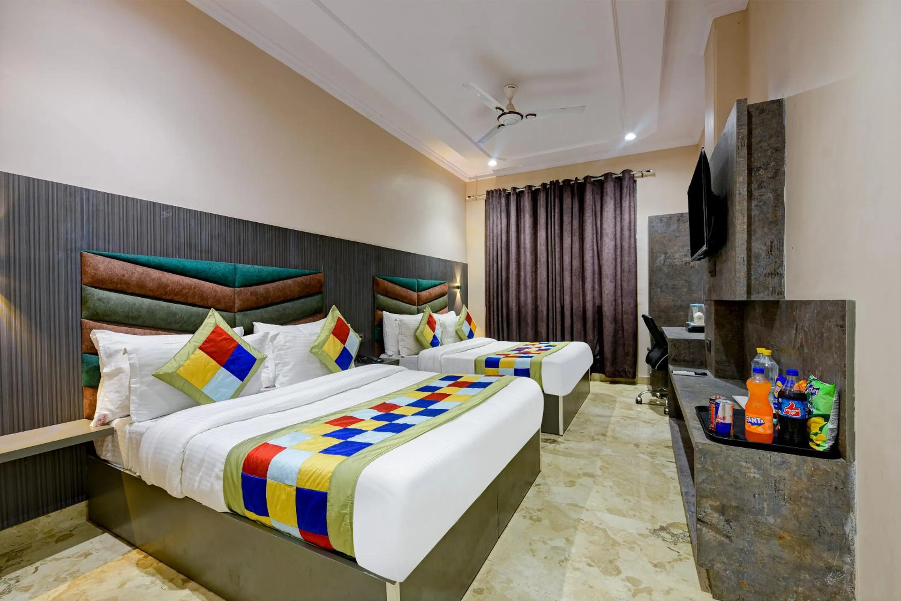 Bed in The Pearl Plaza Hotel in City Centre - Near New Delhi Railway Station