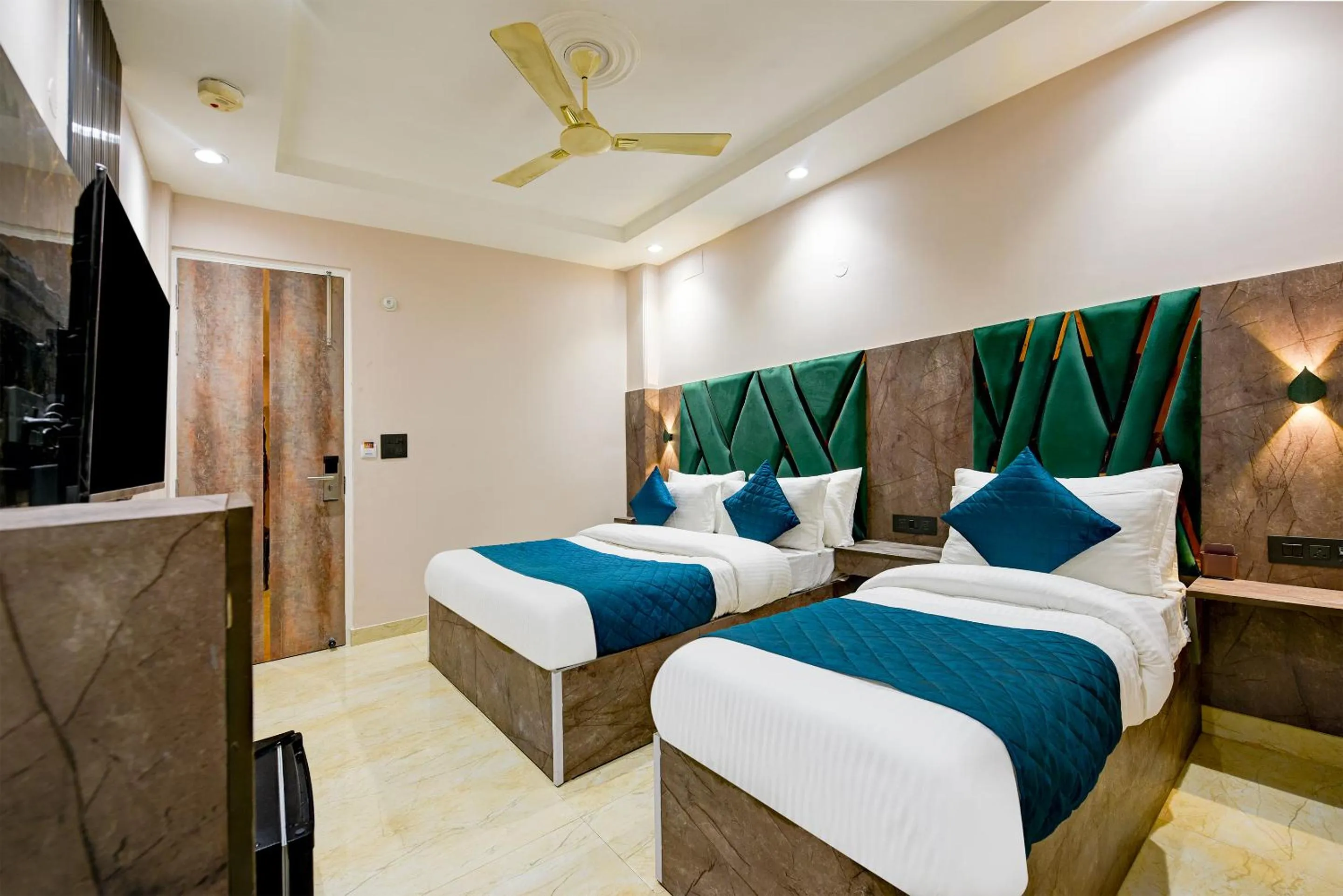 Bed in The Pearl Plaza Hotel in City Centre - Near New Delhi Railway Station