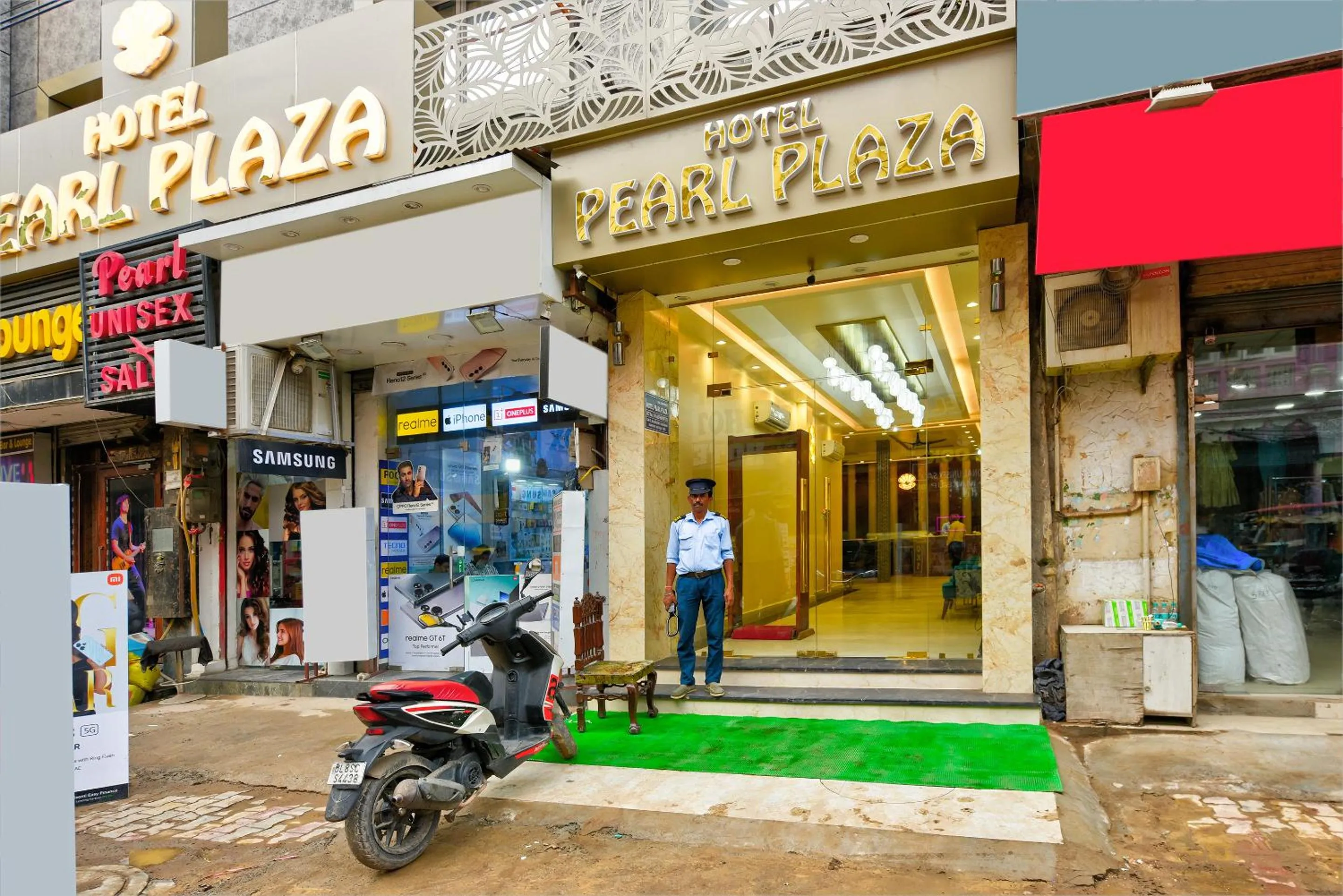 Property building in The Pearl Plaza Hotel in City Centre - Near New Delhi Railway Station