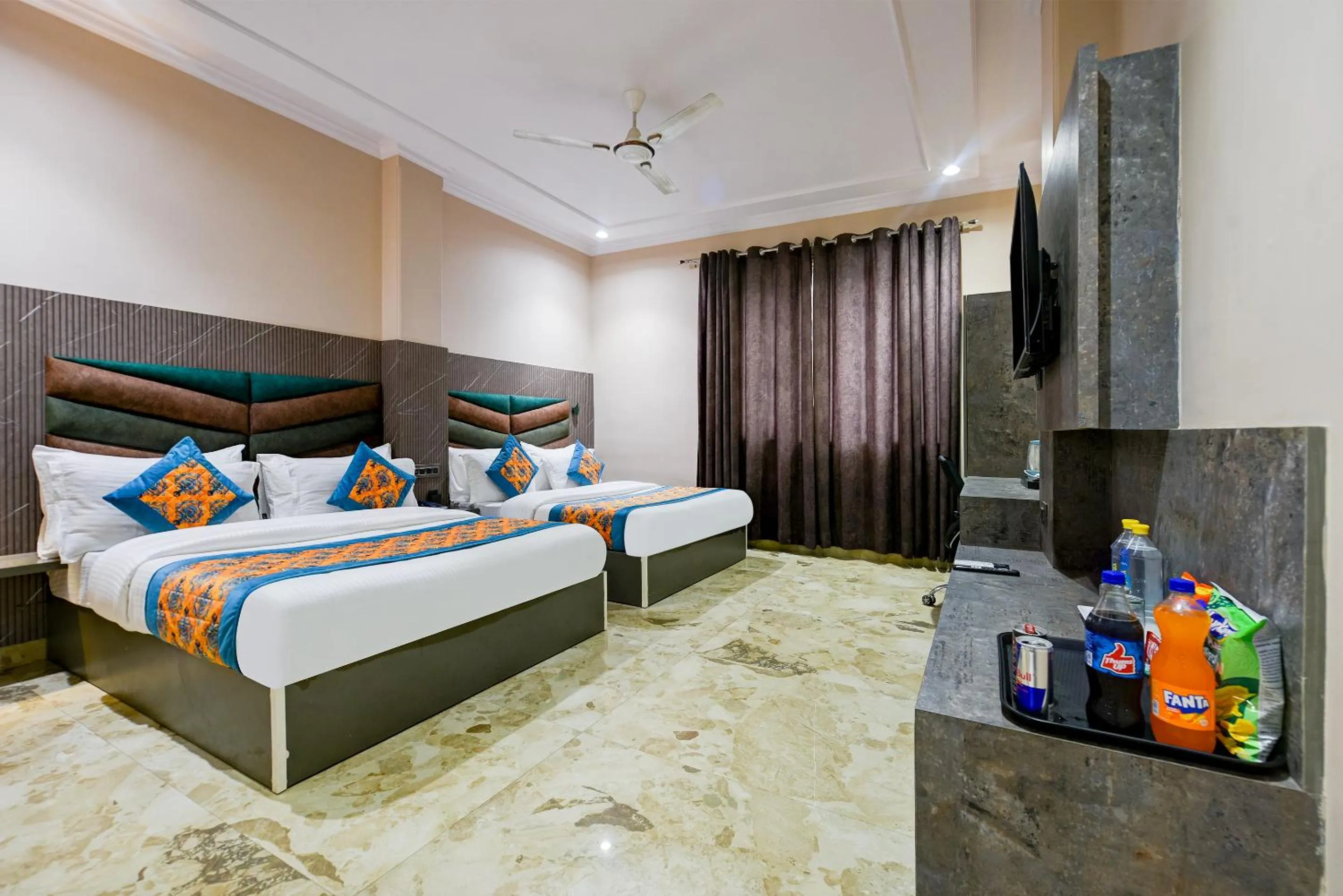 Bed in The Pearl Plaza Hotel in City Centre - Near New Delhi Railway Station