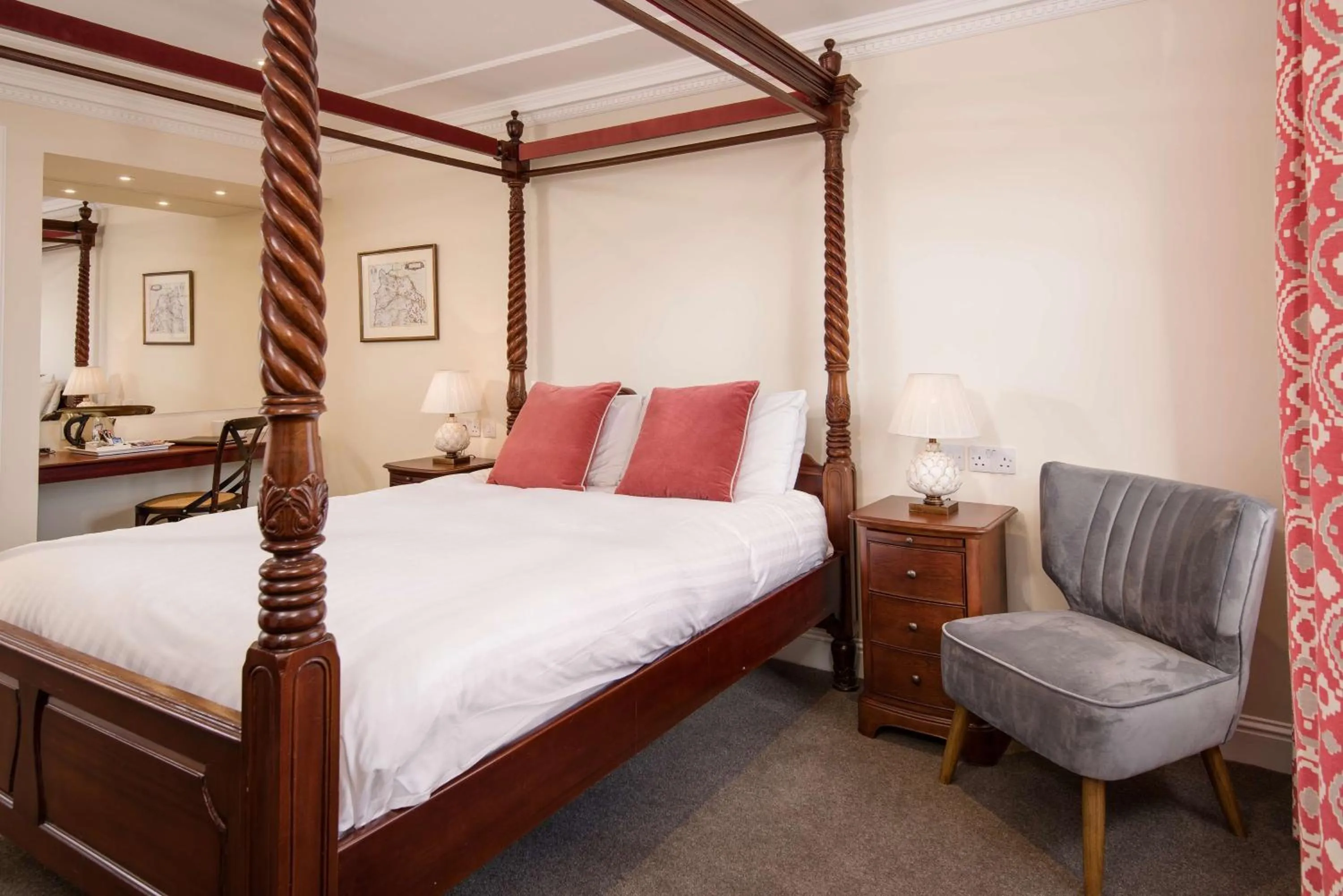 Photo of the whole room, Bed in The Inveraray Inn, BW Signature Collection