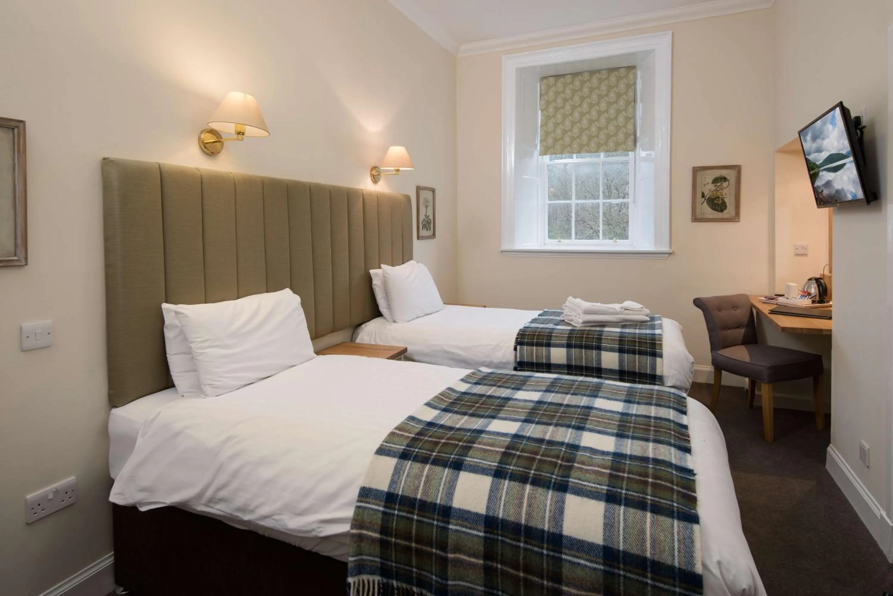 Photo of the whole room, Bed in The Inveraray Inn, BW Signature Collection