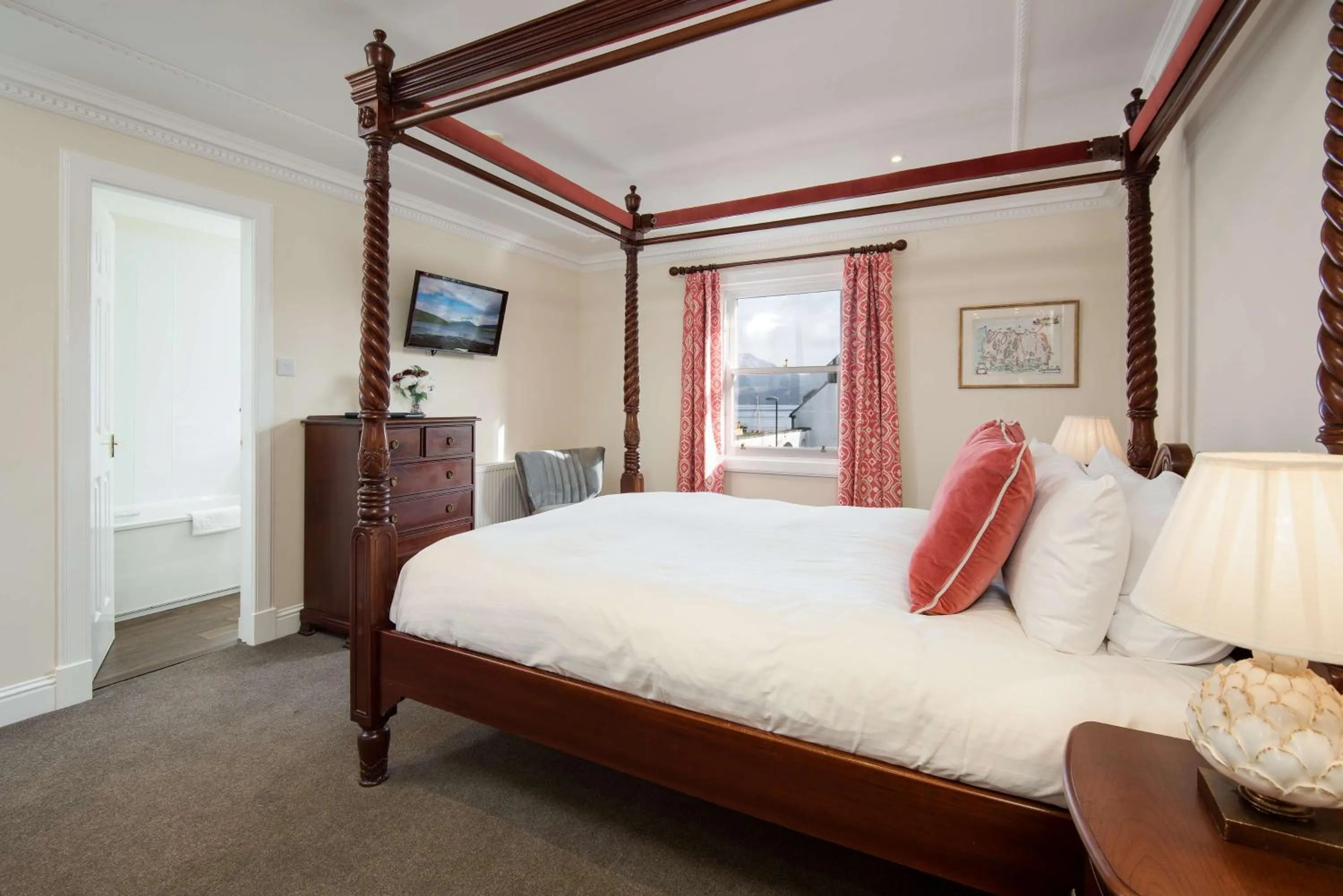 Photo of the whole room, Bed in The Inveraray Inn, BW Signature Collection