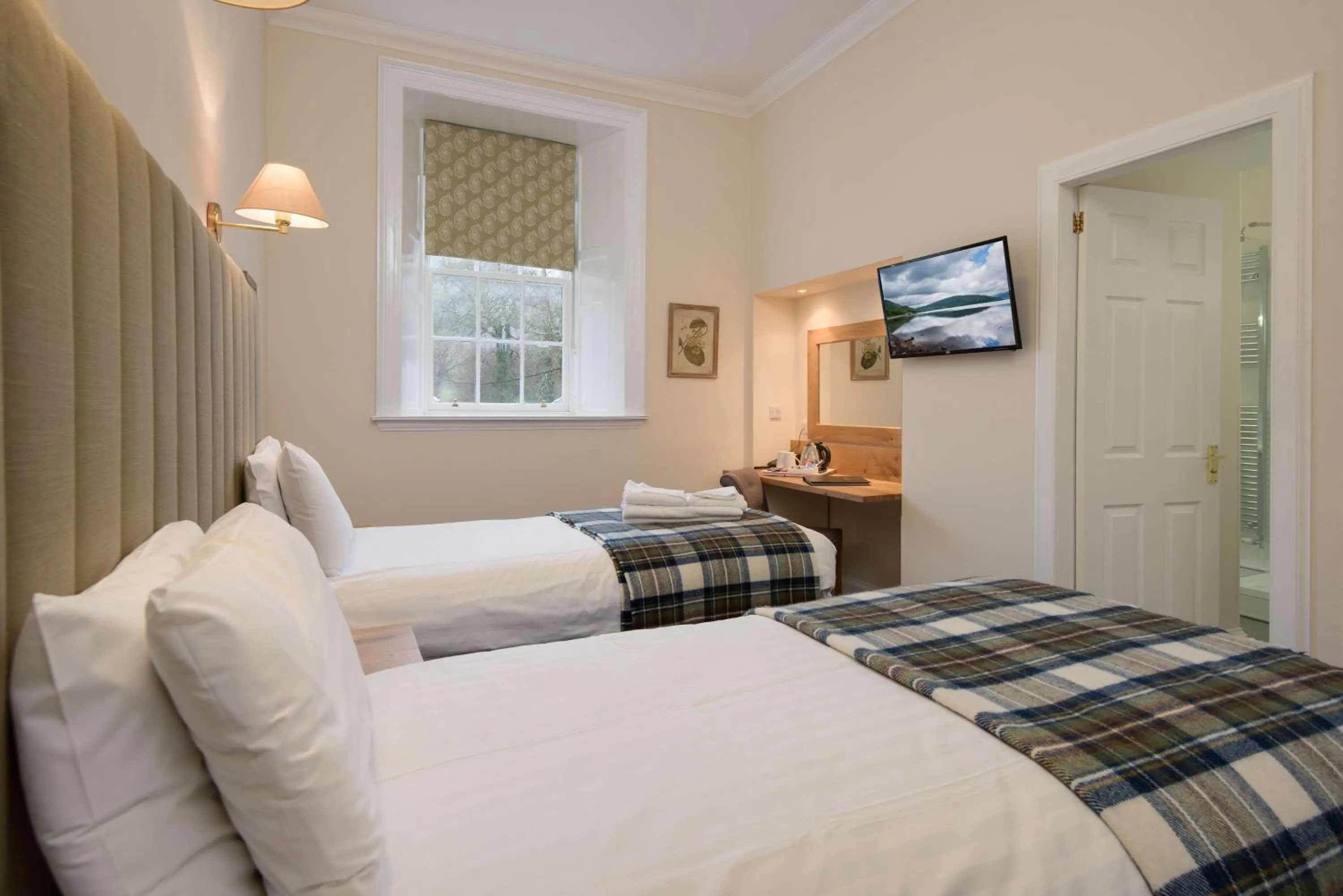 Photo of the whole room, Bed in The Inveraray Inn, BW Signature Collection