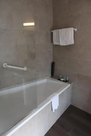 Bathroom in Kildare House Hotel