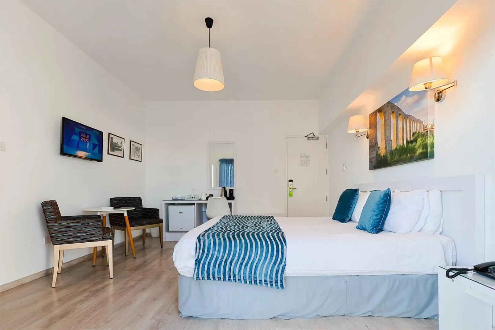 Property building, Bed in Mikes Kanarium City Hotel