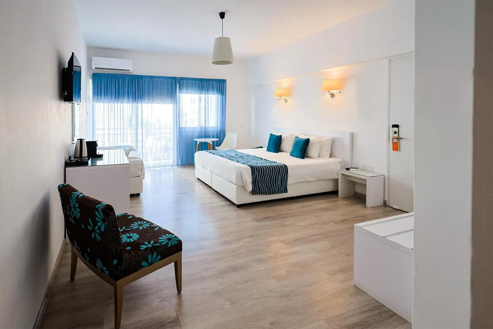 Property building, Bed in Mikes Kanarium City Hotel