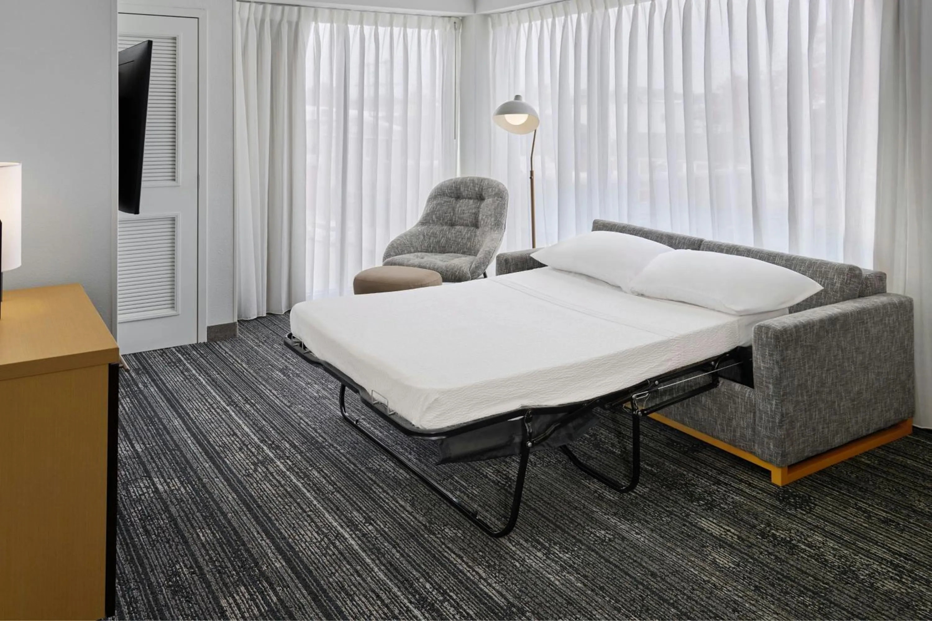 Living room, Bed in TownePlace Suites by Marriott Lawrence Downtown