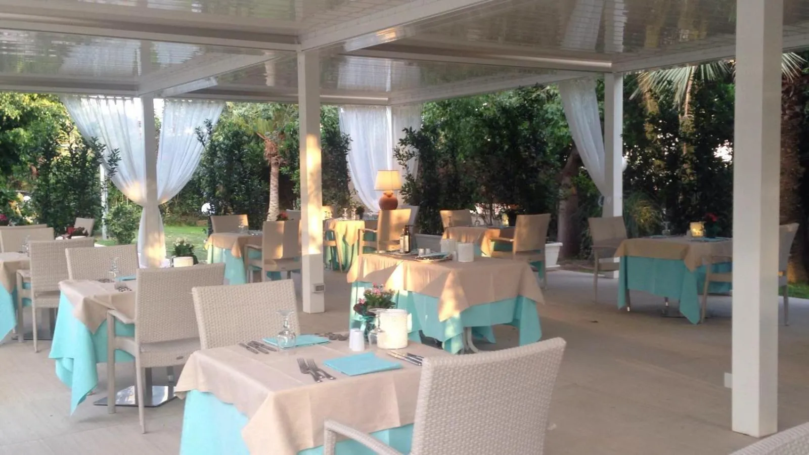 Restaurant/places to eat in Acacia Marina