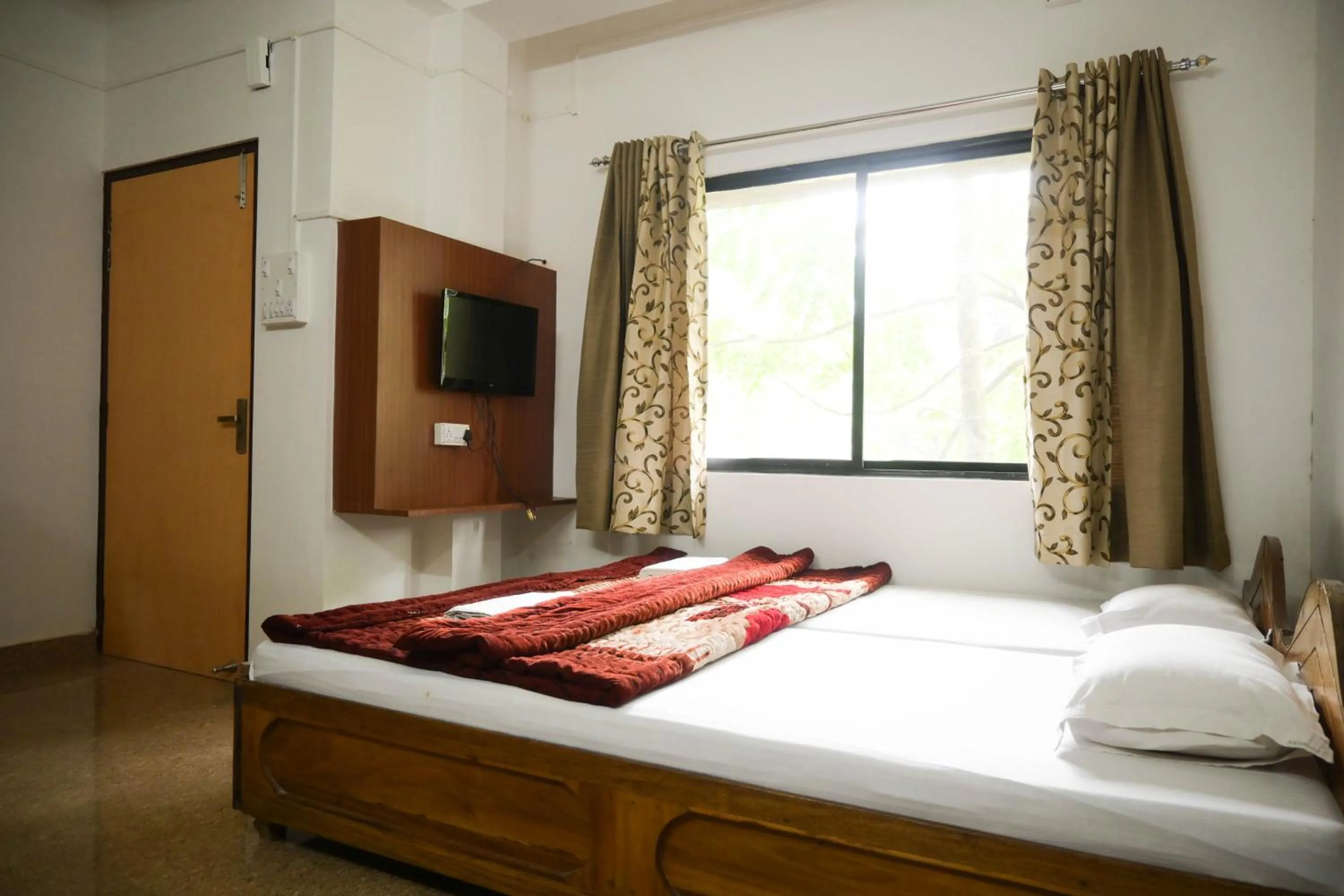Bed in Aranya Jungle Resorts