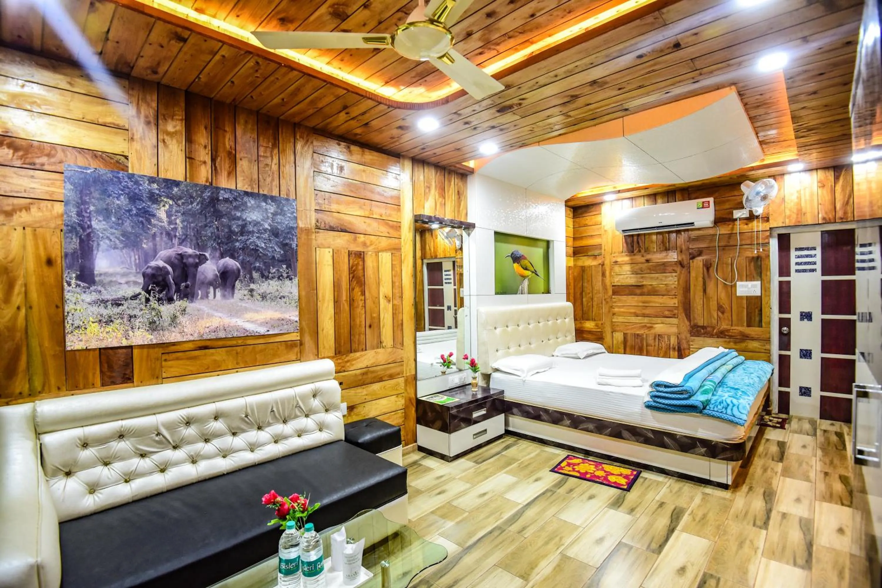 Photo of the whole room, Bed in Aranya Jungle Resorts