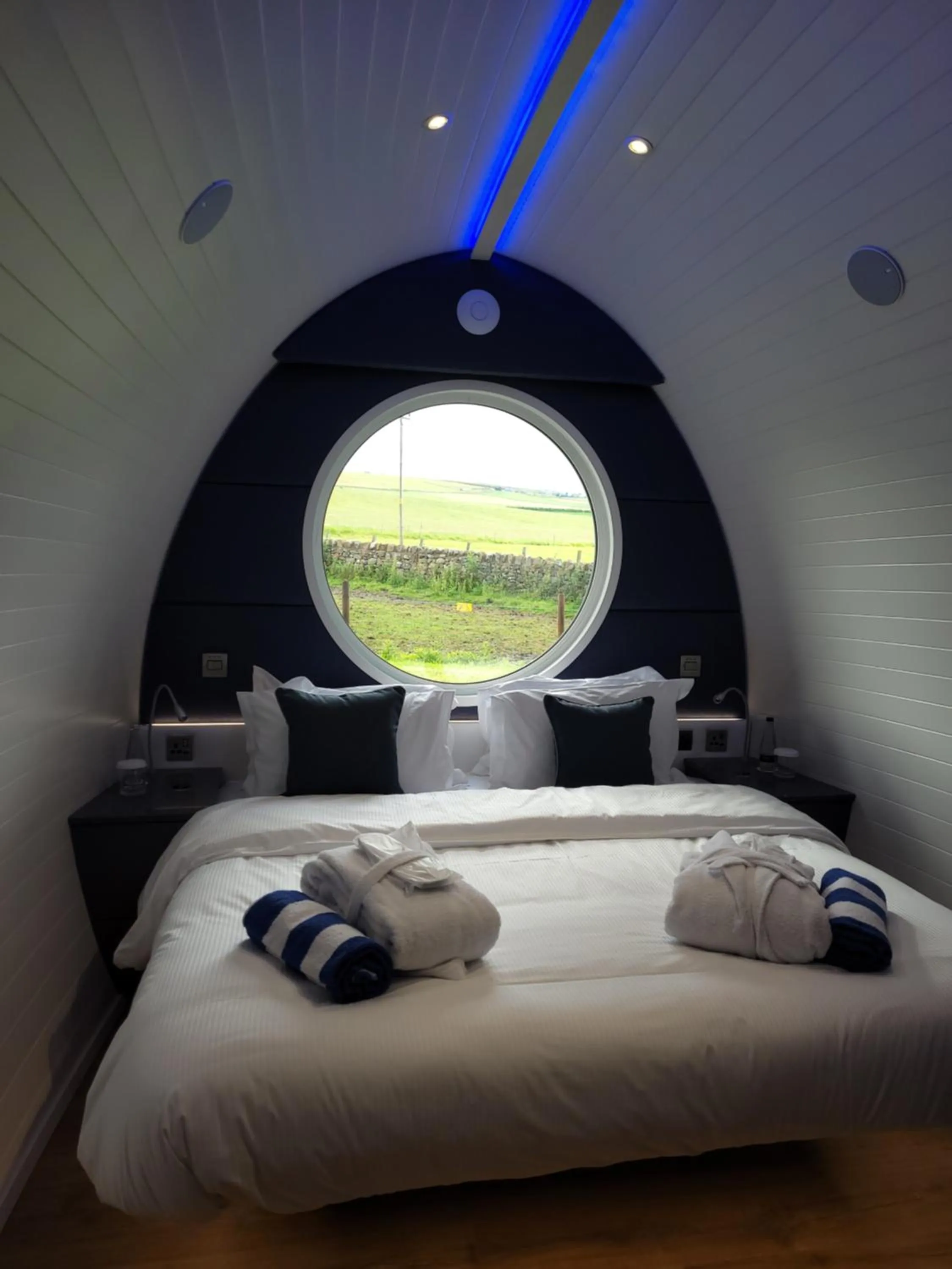 Photo of the whole room, Bed in Marshall Meadows Manor House