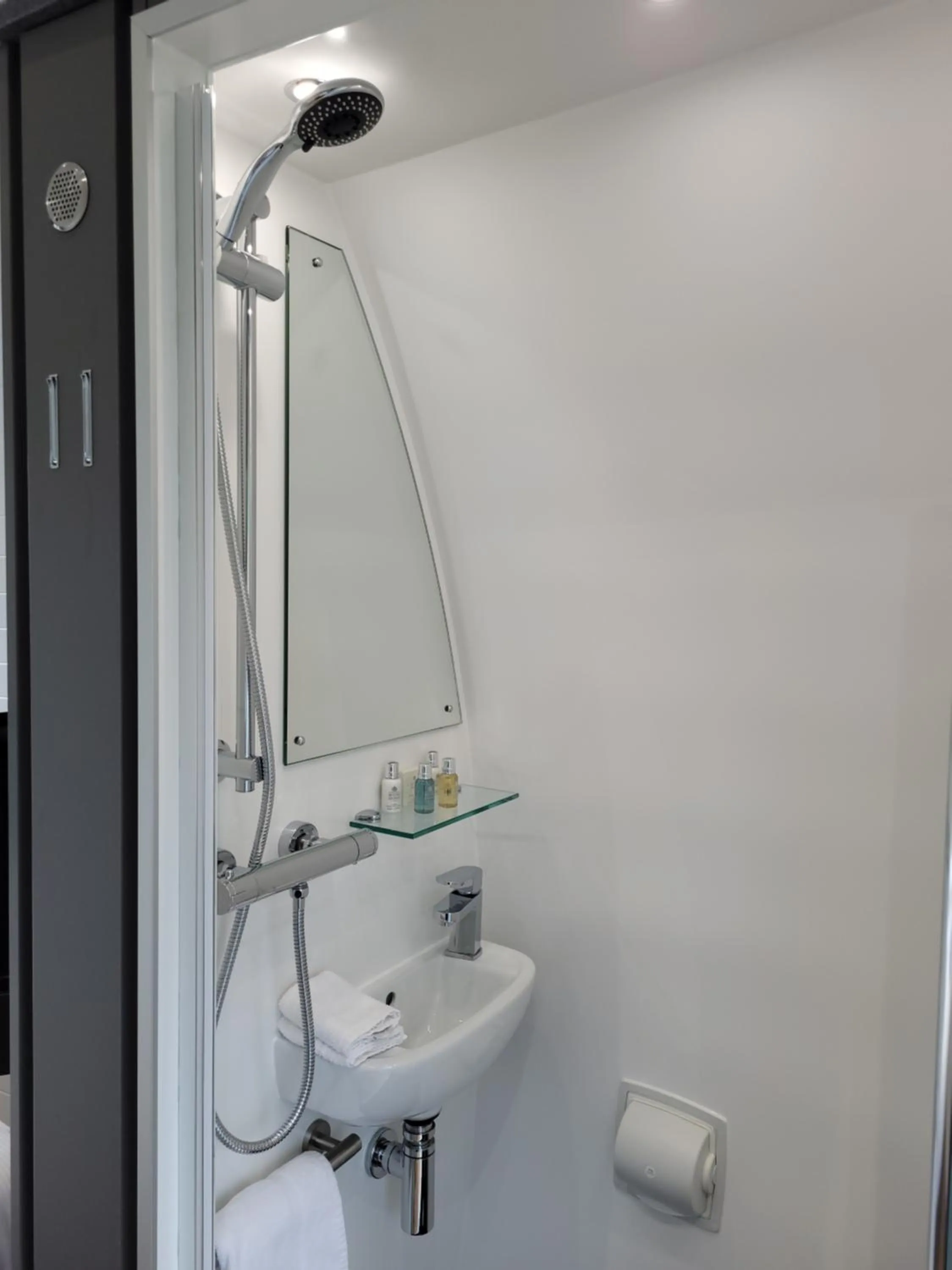 Shower in Marshall Meadows Manor House