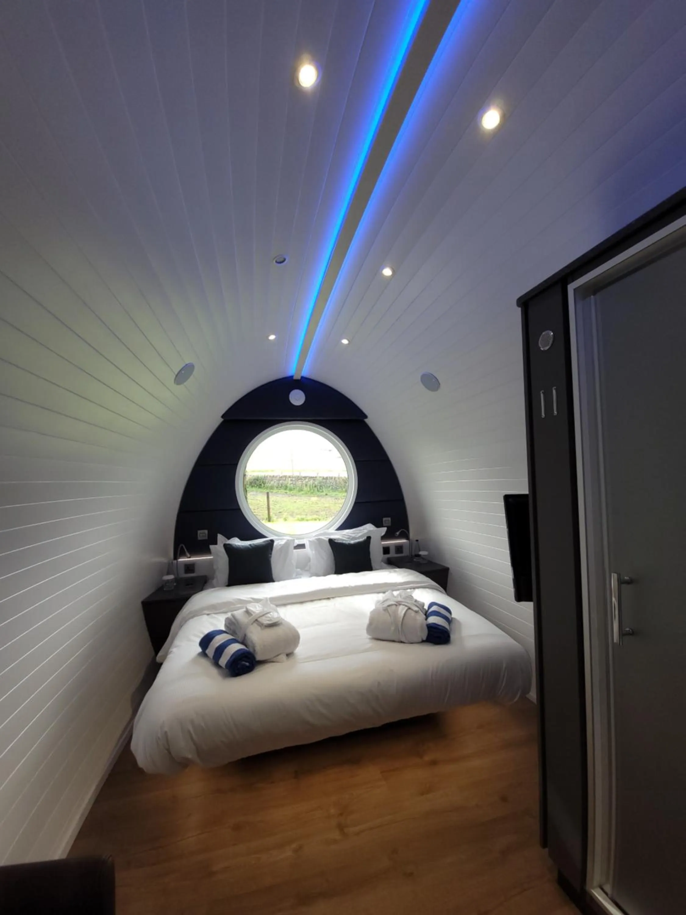 Photo of the whole room, Bed in Marshall Meadows Manor House