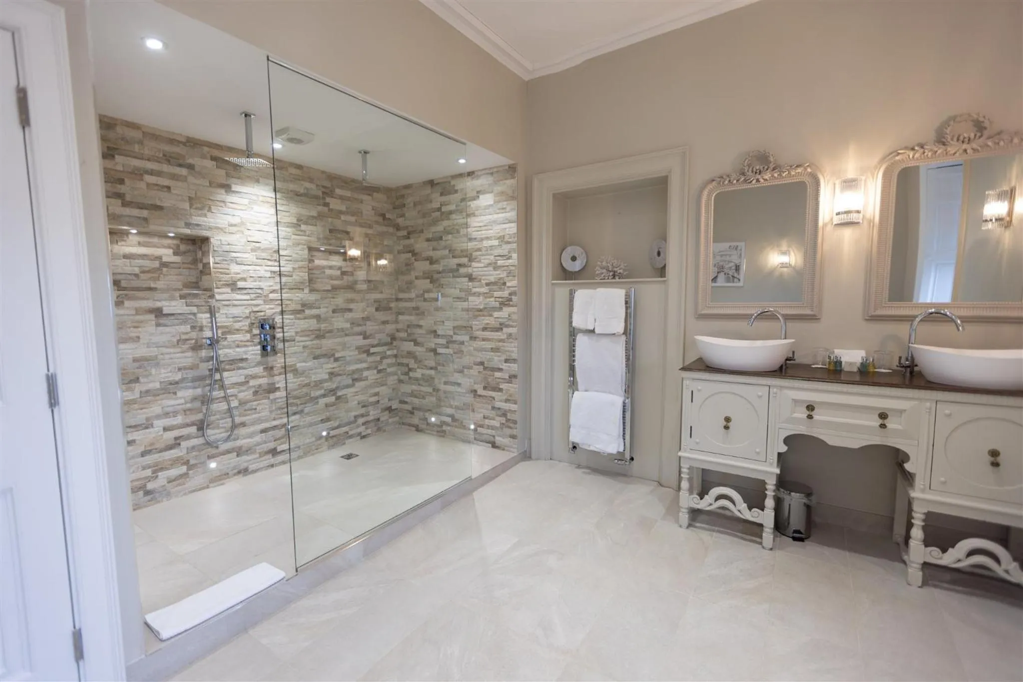 Shower in Marshall Meadows Manor House