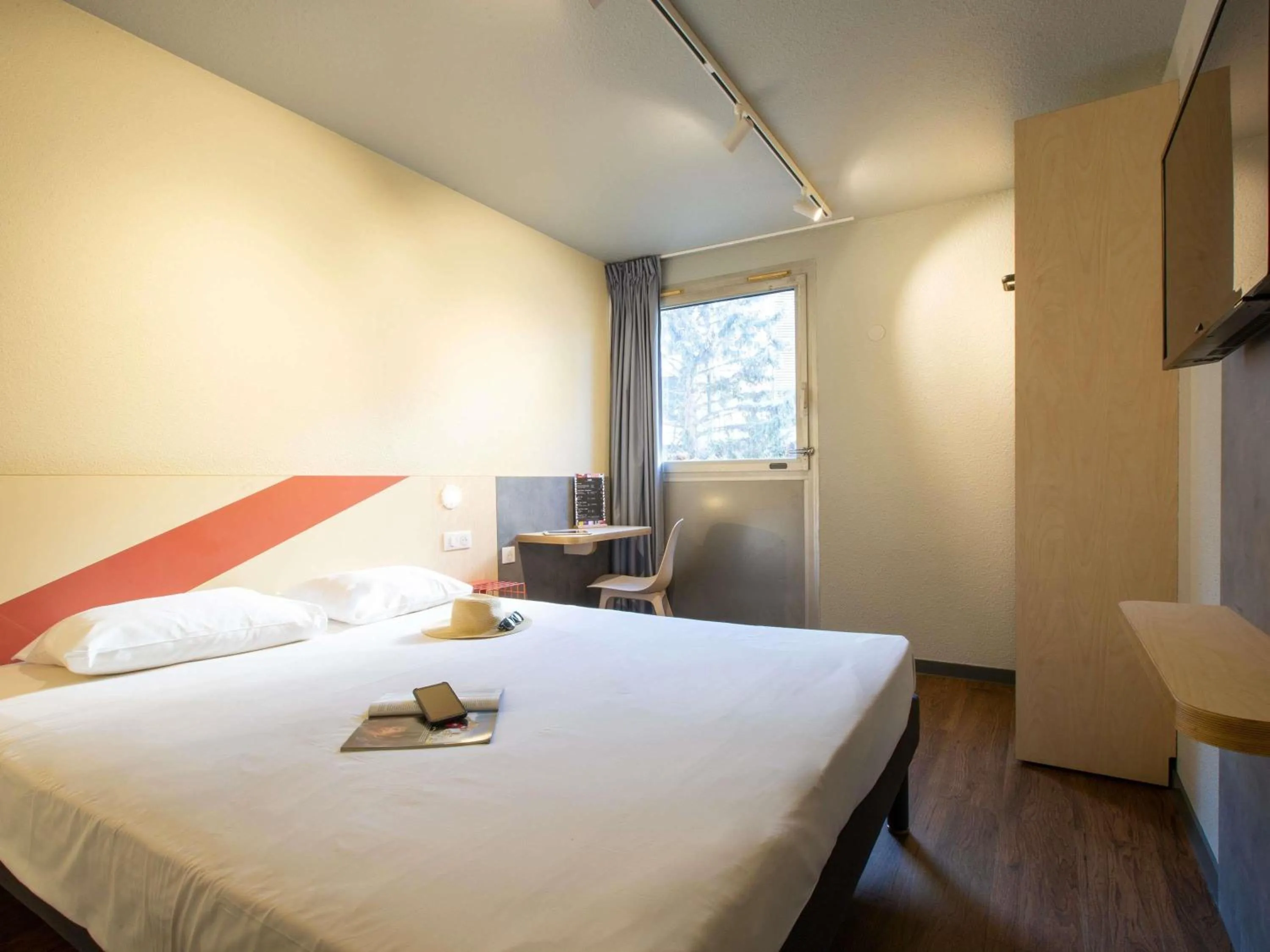 Bedroom, Bed in ibis budget Avignon Centre