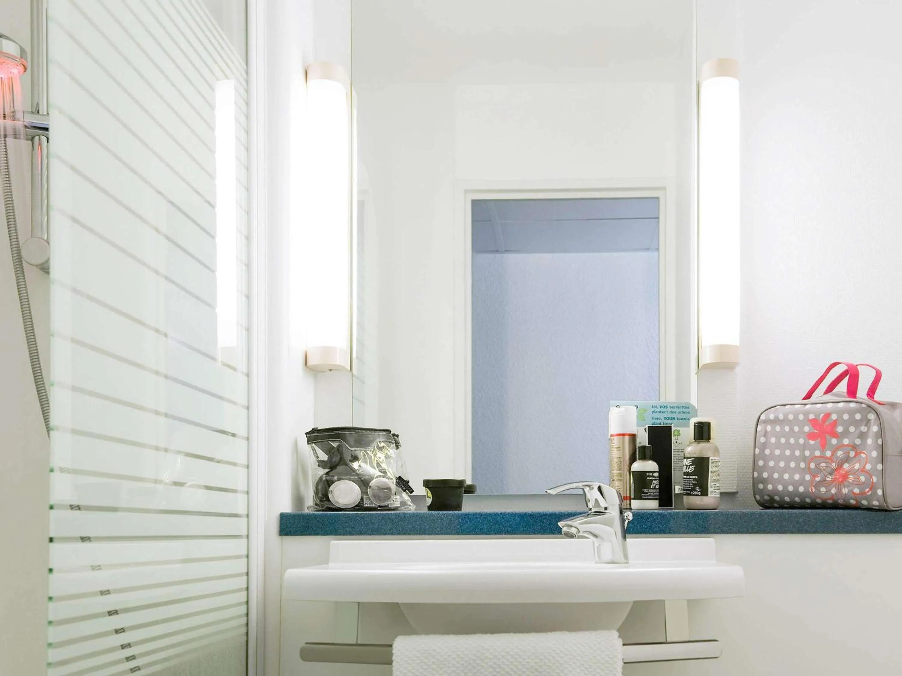 Bedroom in ibis budget Avignon Centre