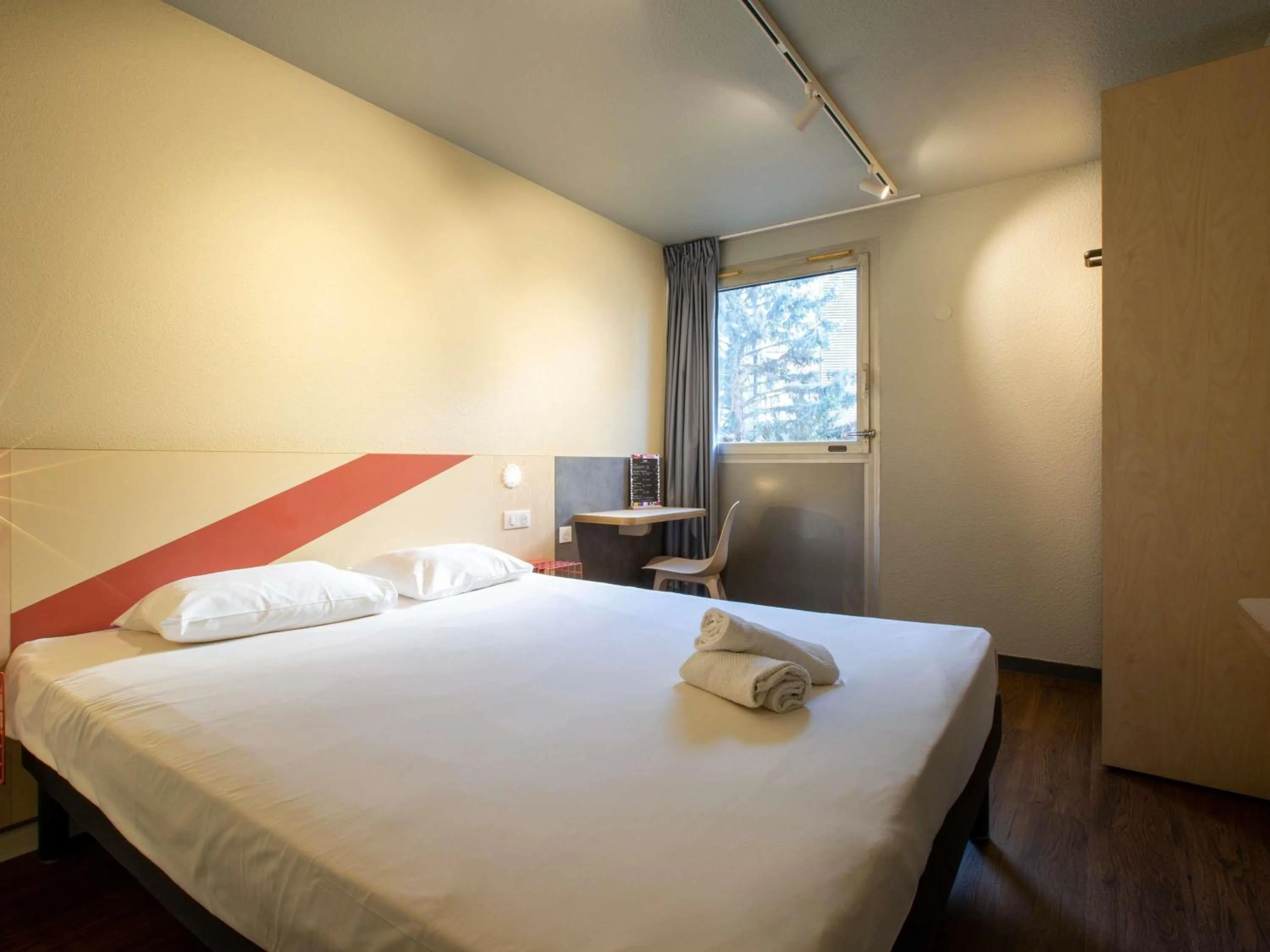 Bedroom, Bed in ibis budget Avignon Centre
