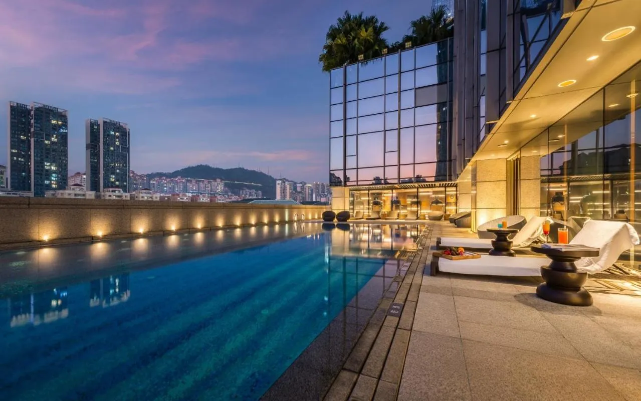 Swimming pool in Pullman Zhuhai