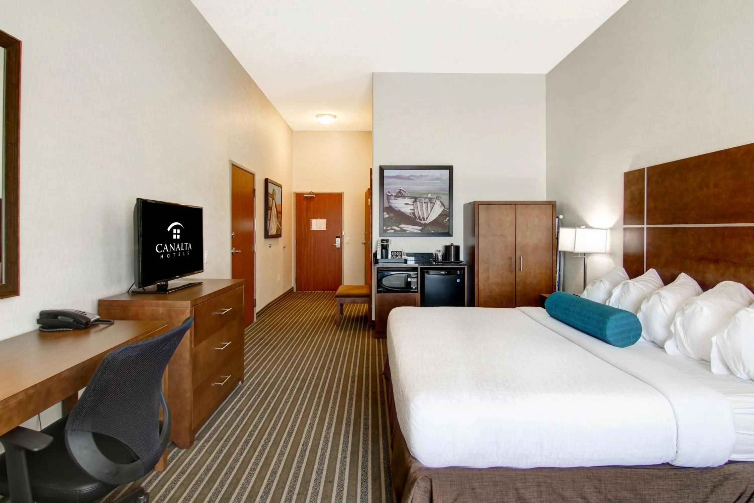 Photo of the whole room, Bed in Canalta Martensville