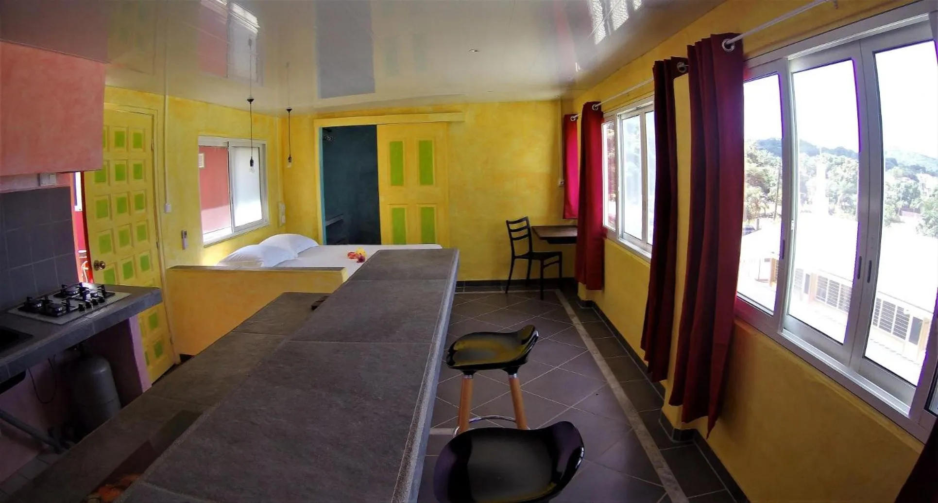 Photo of the whole room, Bed in Sunset Hill Lodge