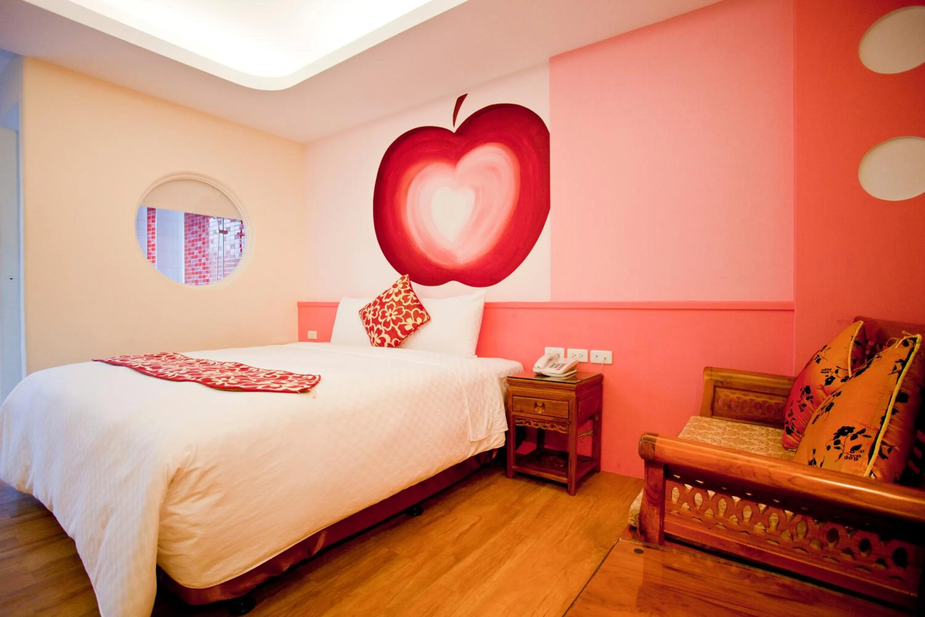 Decorative detail, Bed in Millennium Inn