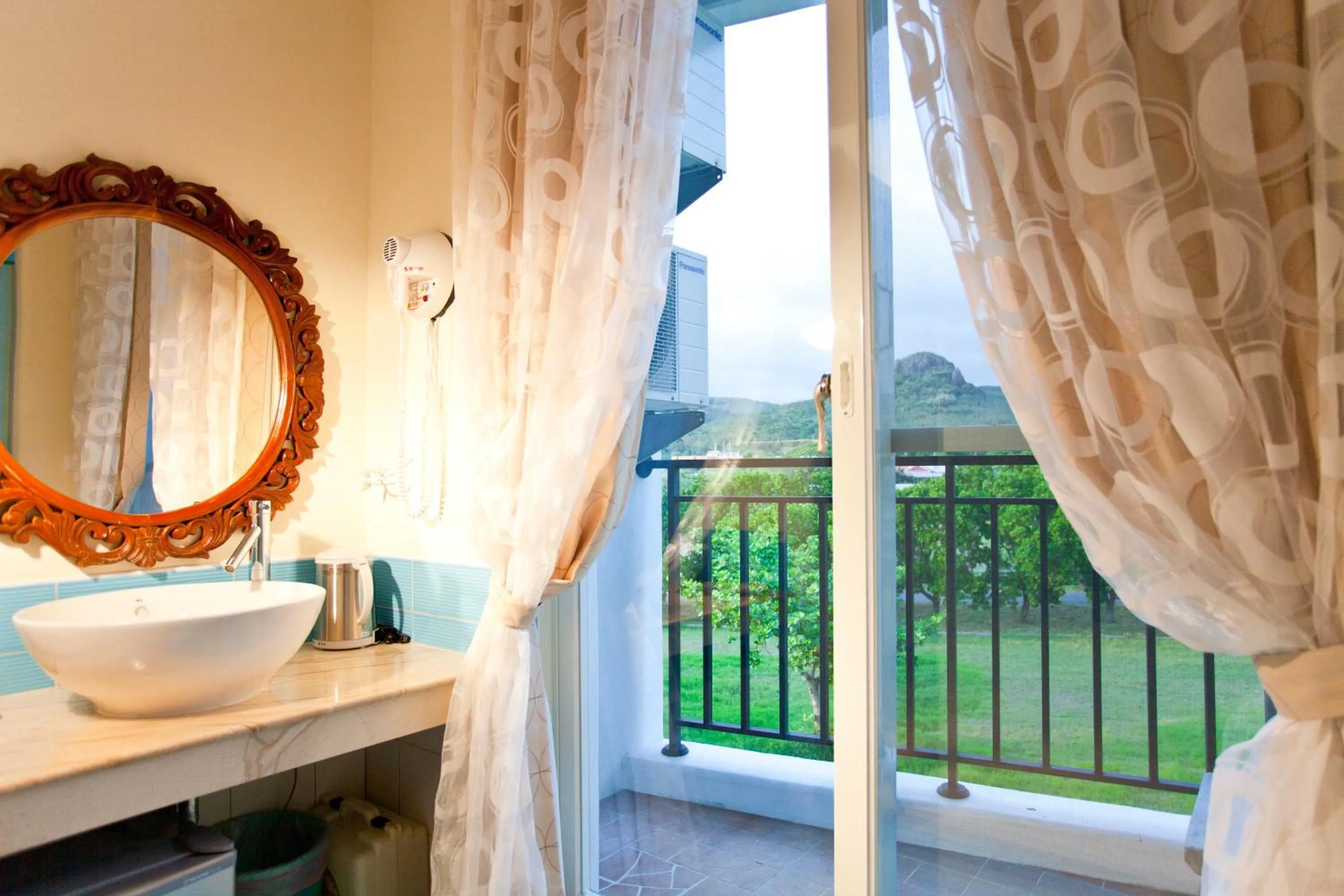 Photo of the whole room in Millennium Inn