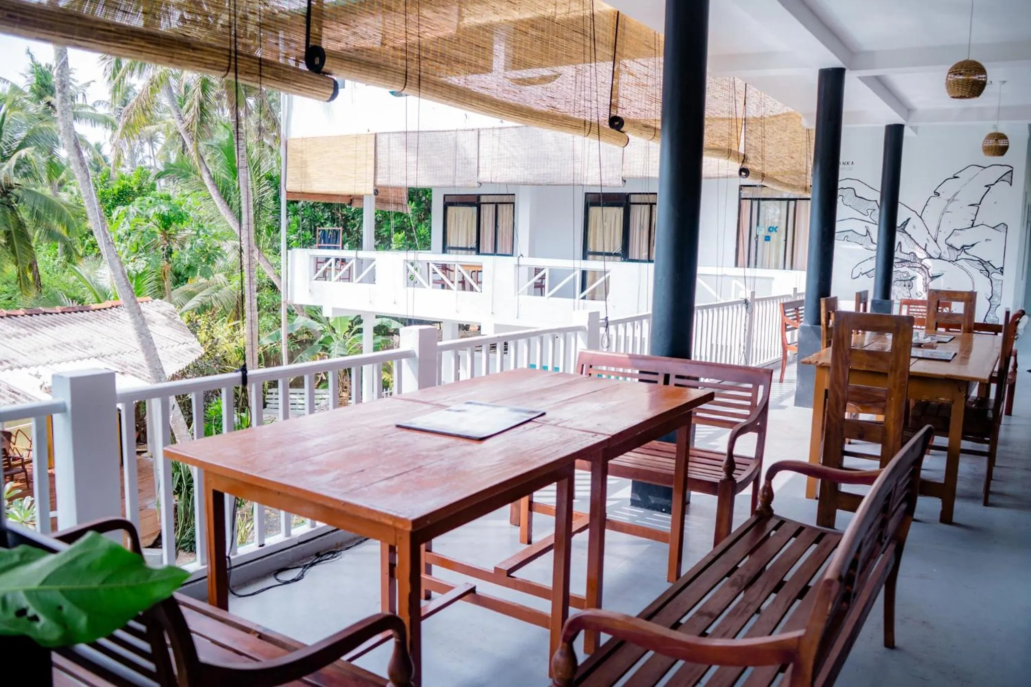 Restaurant/places to eat in Asanka Surf House & Restaurant with pool