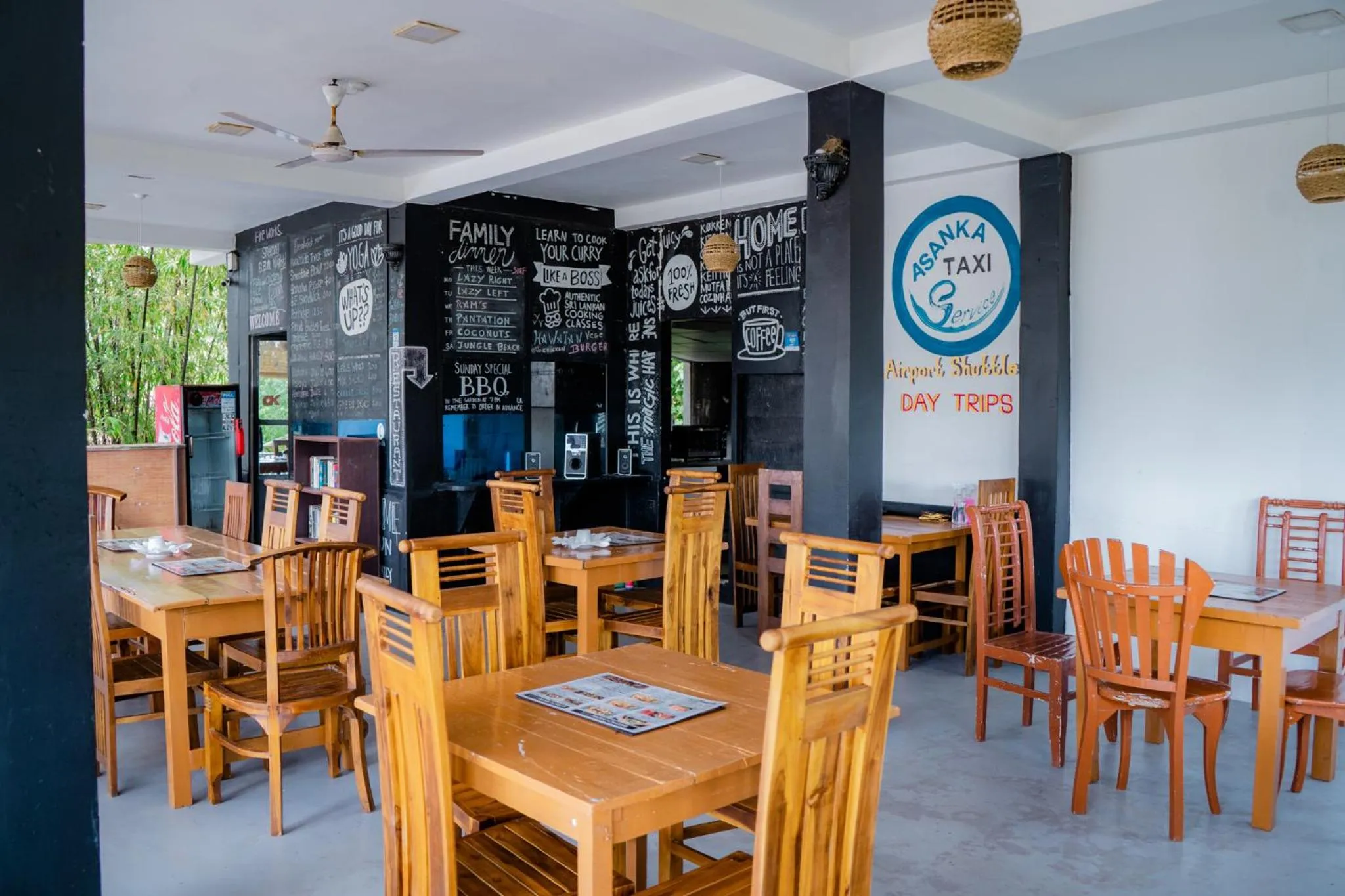 Restaurant/places to eat in Asanka Surf House & Restaurant with pool