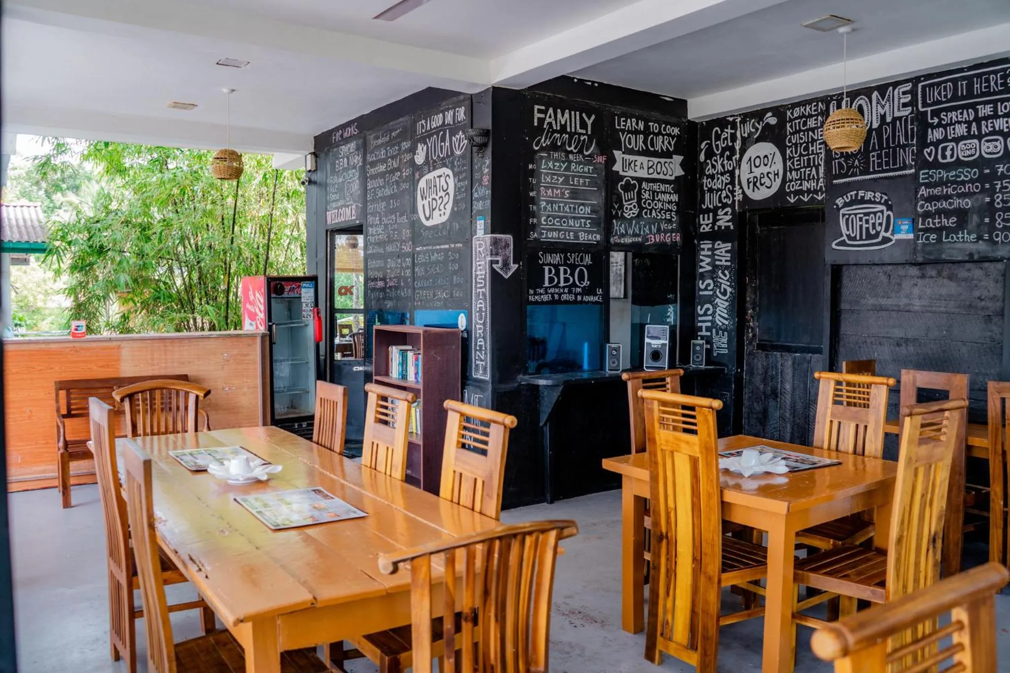 Restaurant/places to eat in Asanka Surf House & Restaurant with pool